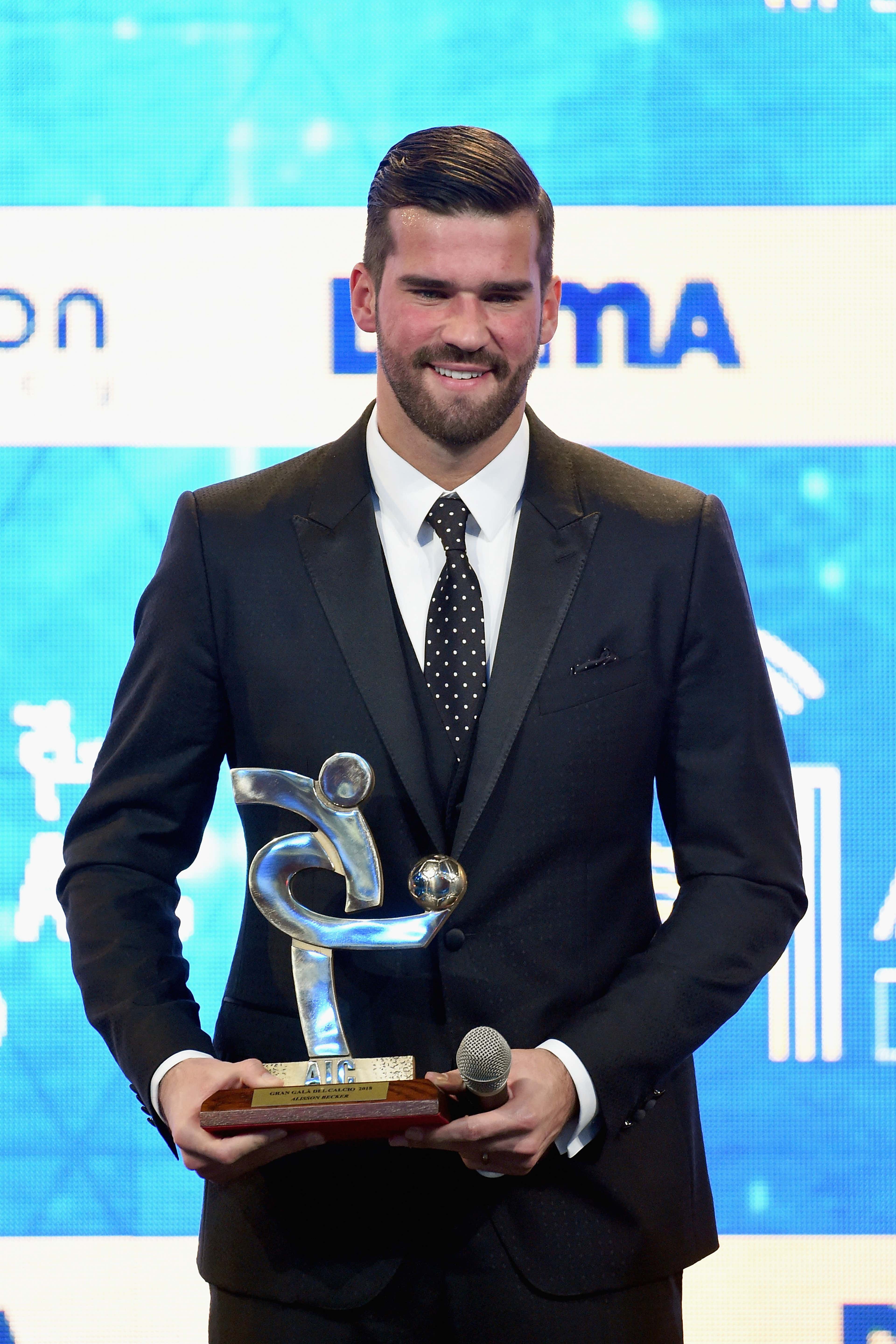 Alisson é eleito melhor goleiro do mundo e recebe prêmio das mãos de Marta  