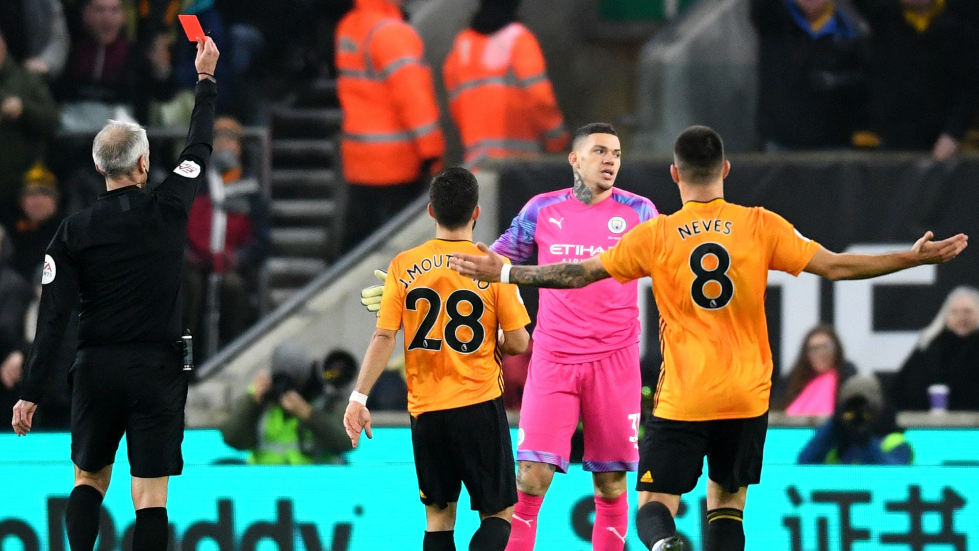 transfusion Bær skarp This game has had everything!' - Red card and double VAR drama highlight  wild Man City-Wolves match | Goal.com United Arab Emirates