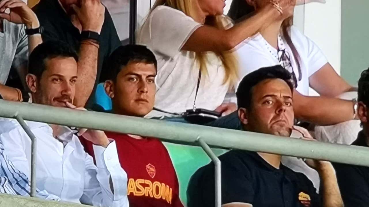 Dybala junta-se aos companheiros: nas bancadas de Portugal com a camisola da Roma