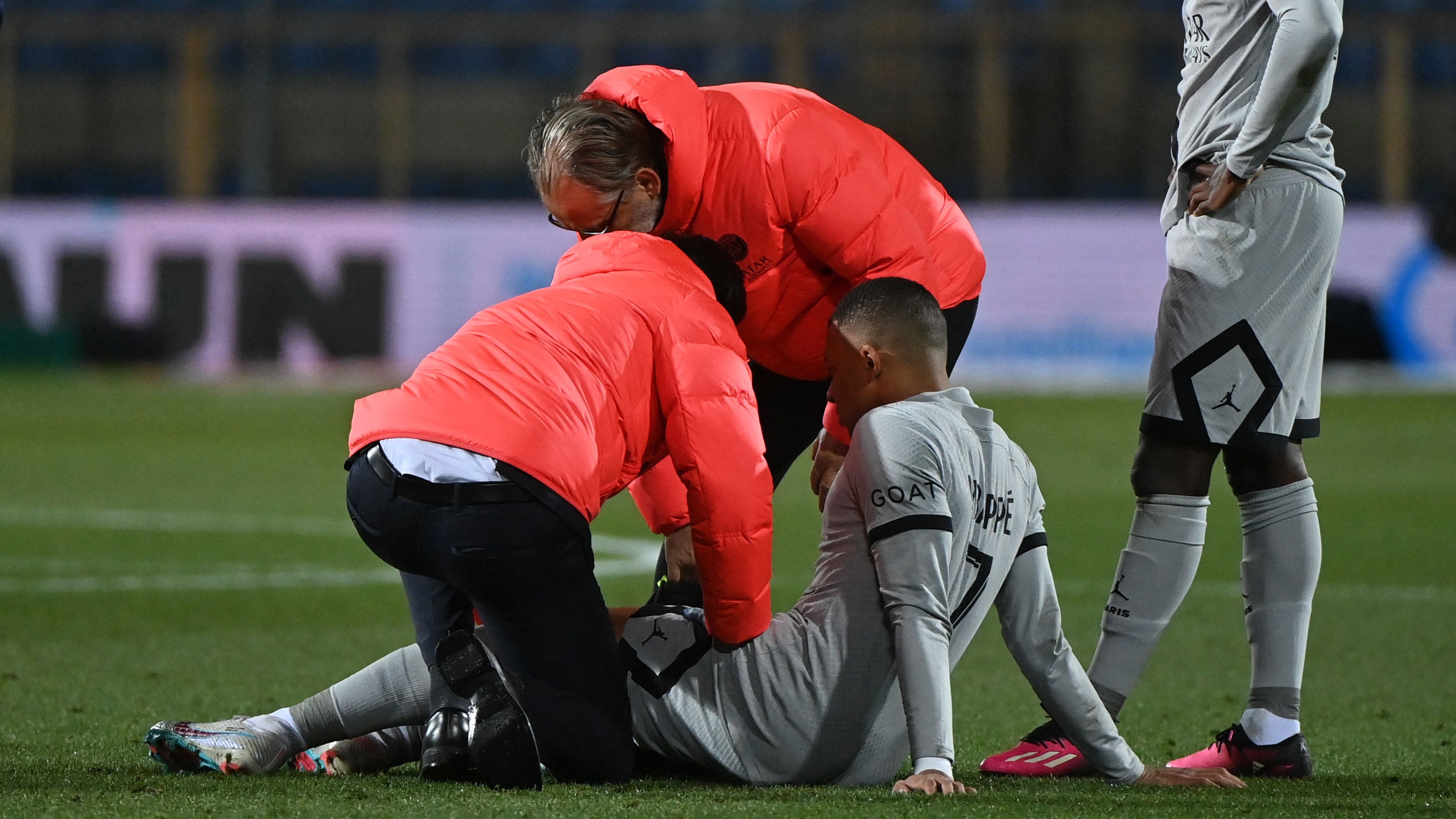 Kylian Mbappe injured Montpellier PSG 2022-23 16:9