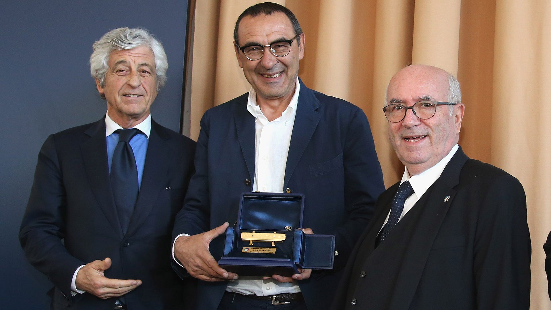 ナポリのサッリが2016セリエA最優秀監督賞を受賞…ユーヴェ指揮官を
