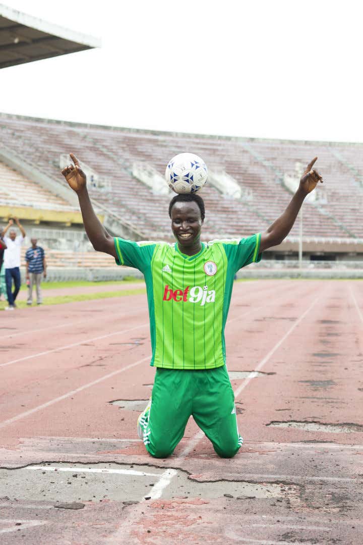 GALLERY: Nigerian footballer breaks record for farthest distance walked with football on head | Goal.com