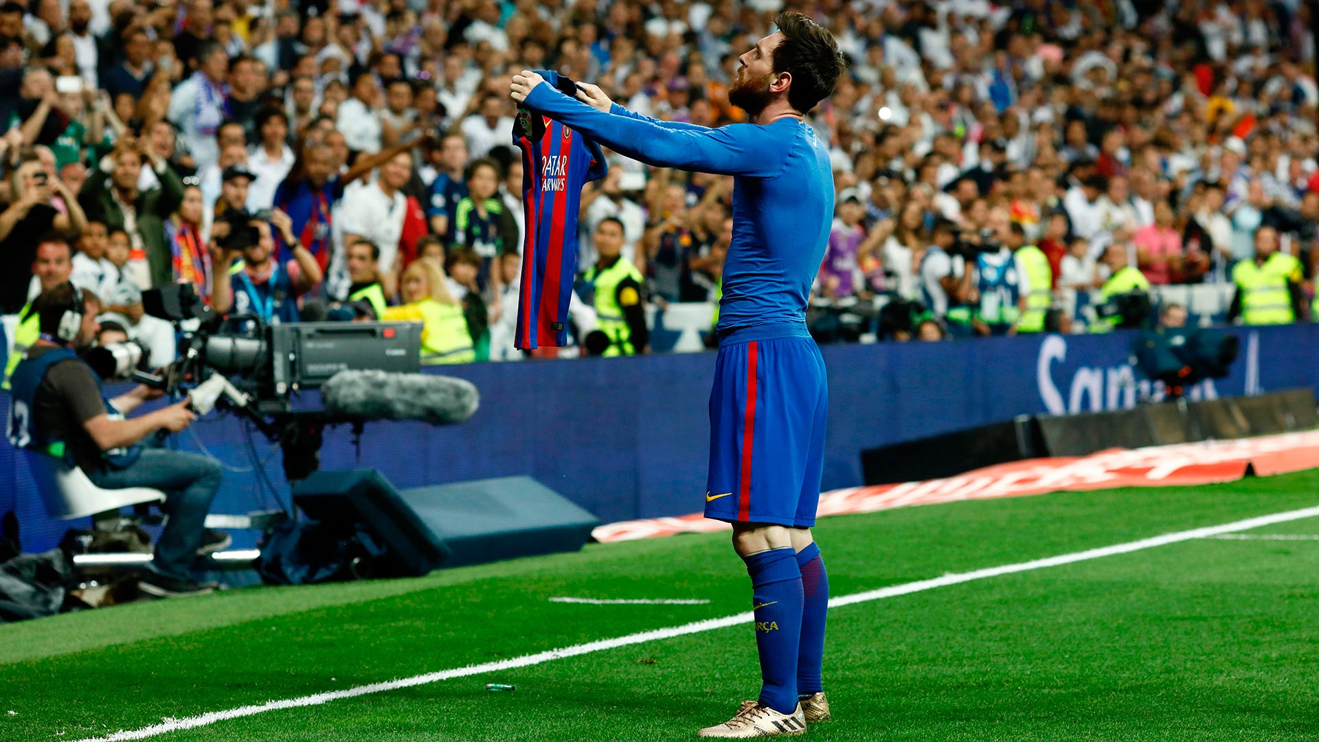 Chỉ cần bước ra đường, bạn sẽ thấy biết bao tín đồ bóng đá hâm mộ cầu thủ Lionel Messi. Hãy tìm hiểu về chiếc áo đấu của Messi và ý nghĩa đằng sau nó.
