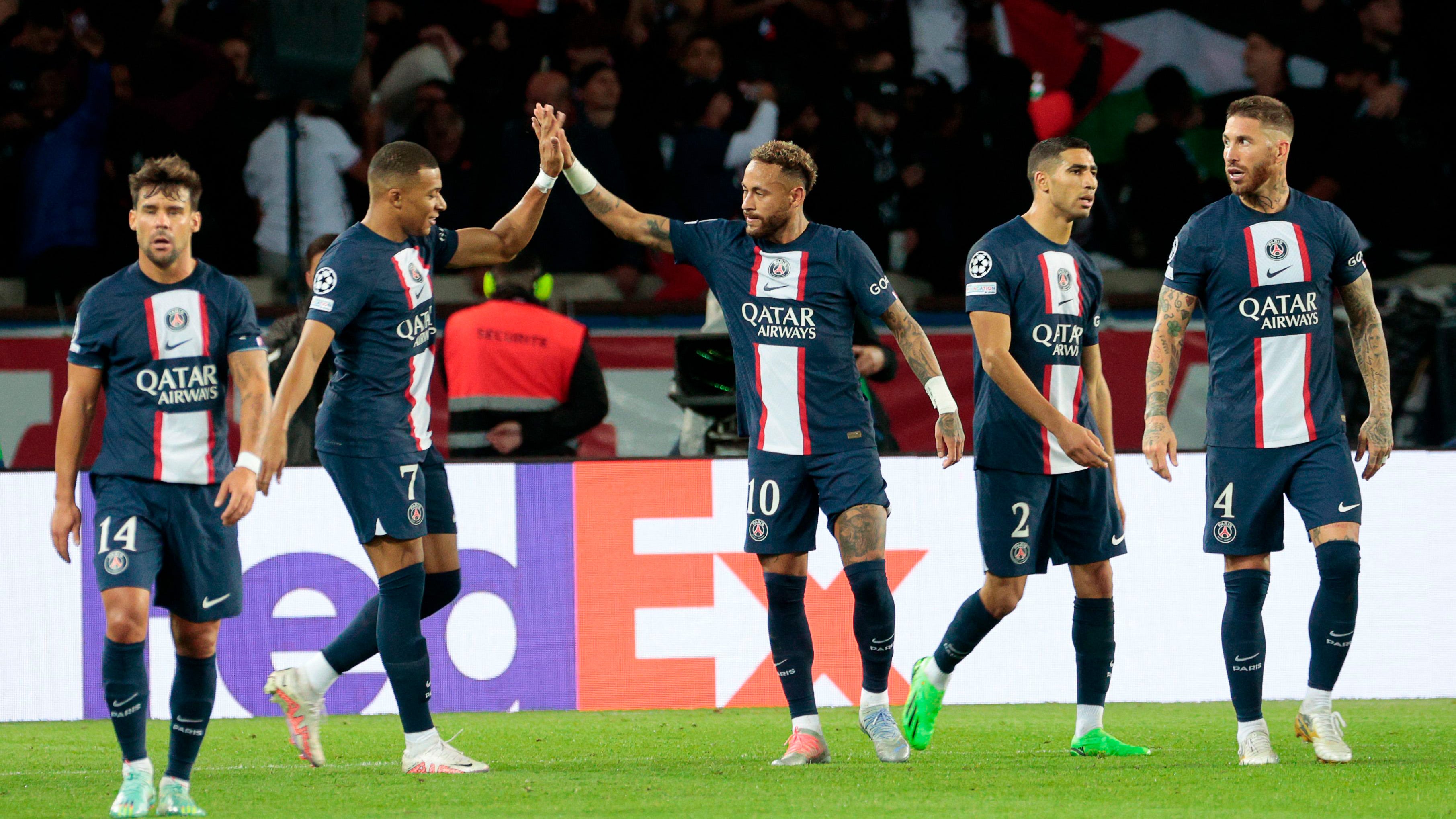 Los jugadores del Paris Saint-Germain celebran su sexto gol durante el partido de vuelta del Grupo H de la Liga de Campeones de la UEFA entre el Paris Saint-Germain (PSG) y el Maccabi Haifa FC en el Parc des Princes.