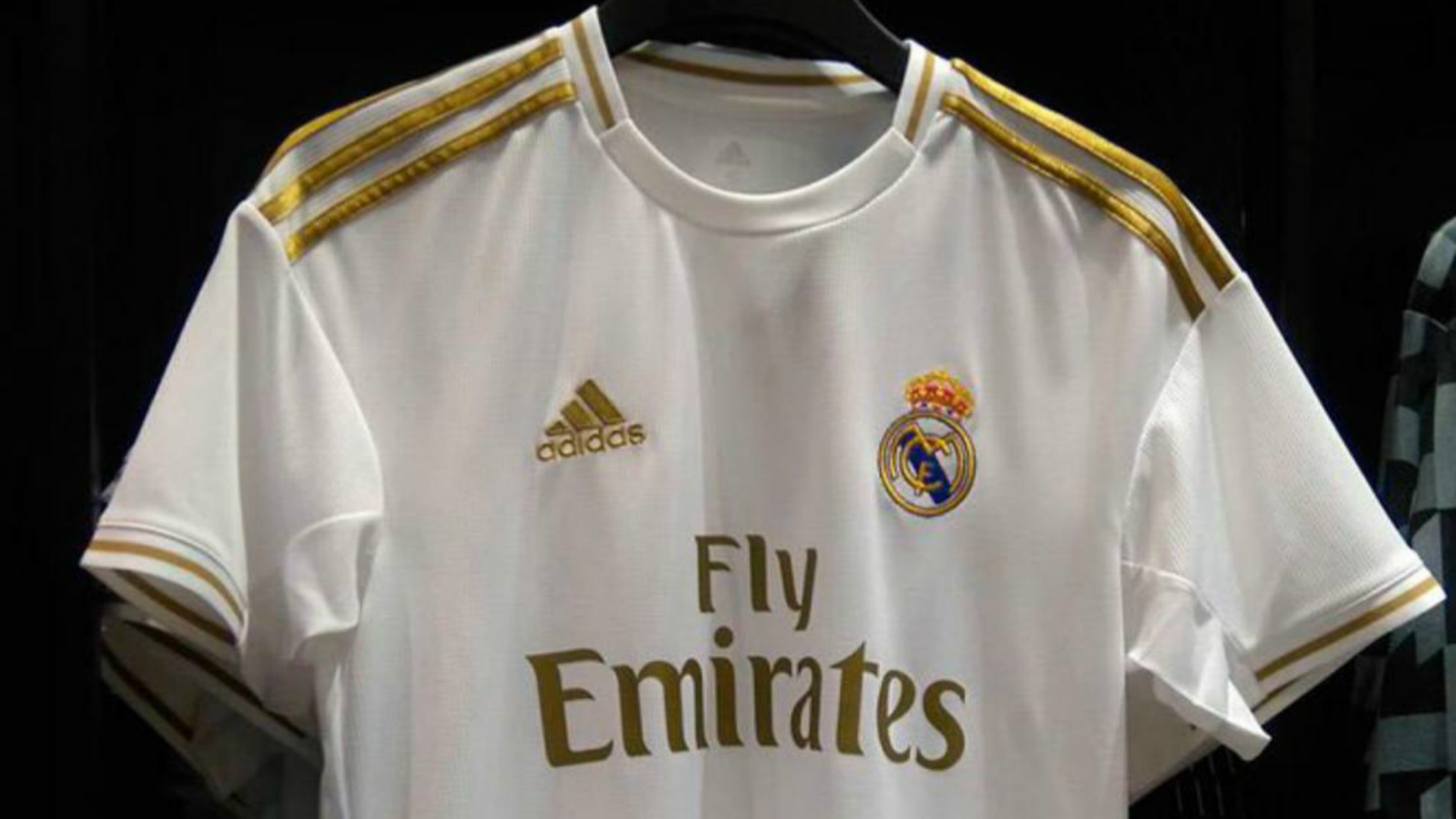 Aparecer Crítica pedestal Se filtran nuevas imágenes sobre la posible camiseta del Real Madrid en 2019-20  | Goal.com Espana
