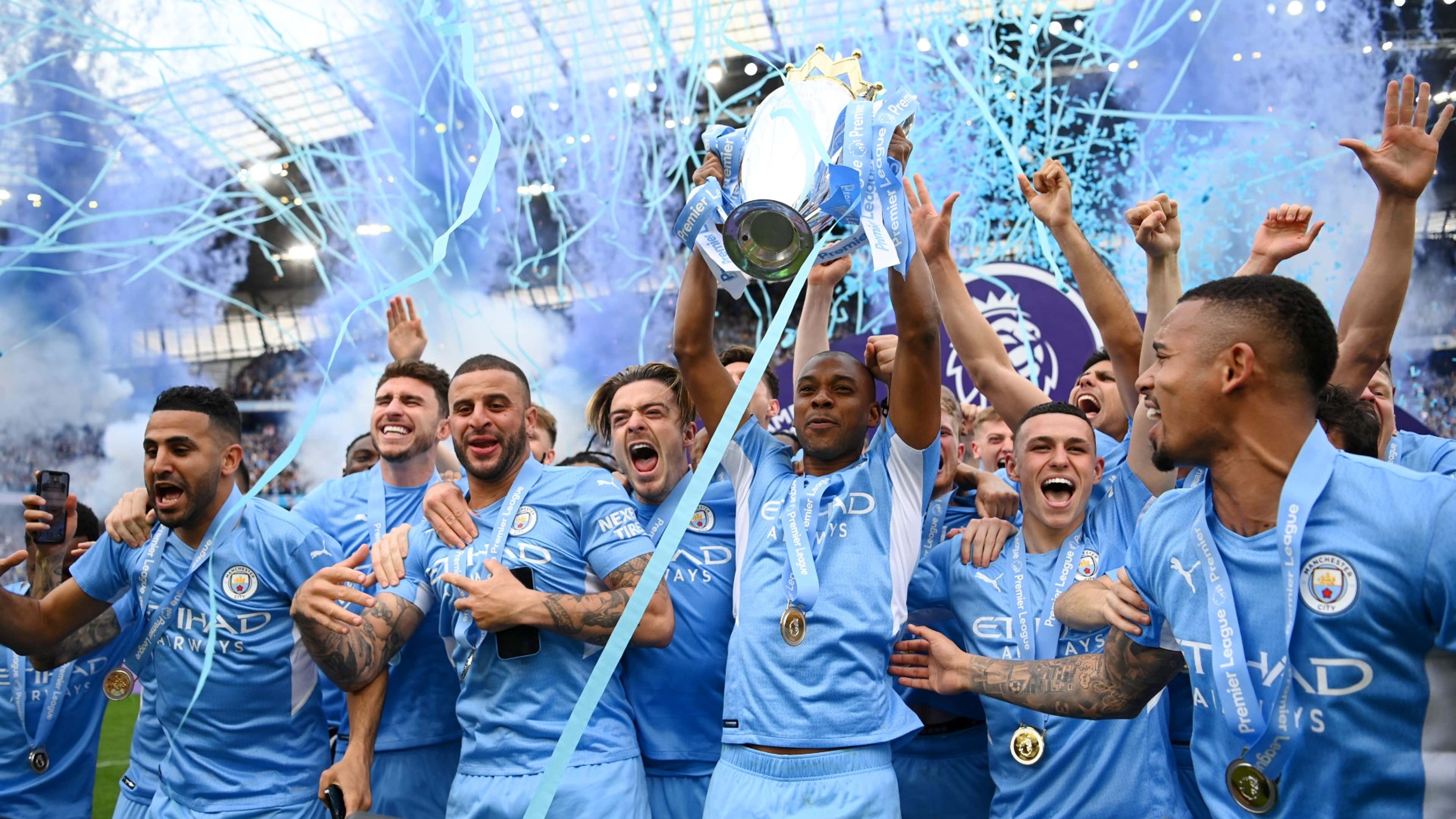 Fernandinho Manchester City Premier League champions trophy 2021-22