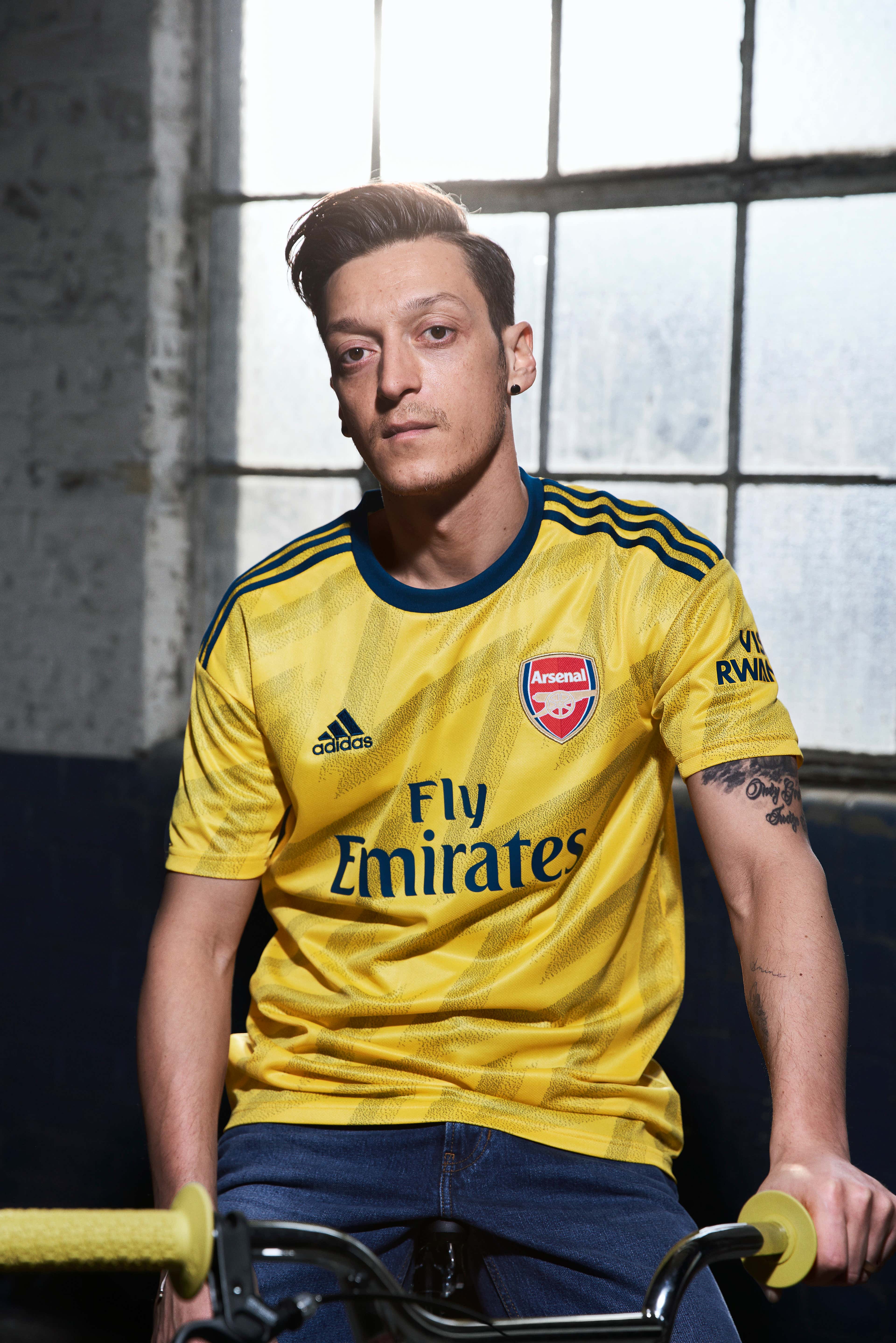 Mesut Ozil 2019-20 Arsenal away kit