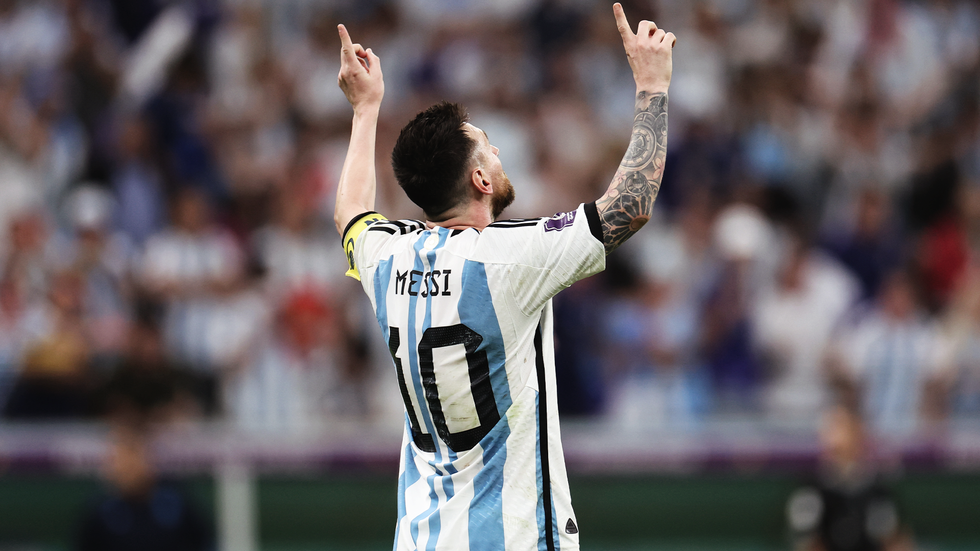 Thử tưởng tượng mình đang mặc chiếc áo đấu của đội tuyển Argentina do Messi thiết kế. Từ đường kẻ trắng xuyên suốt đến màu xanh đặc trưng của Argentina, Messi đã thiết kế một bộ trang phục khiến ai cũng phải mong muốn sở hữu.