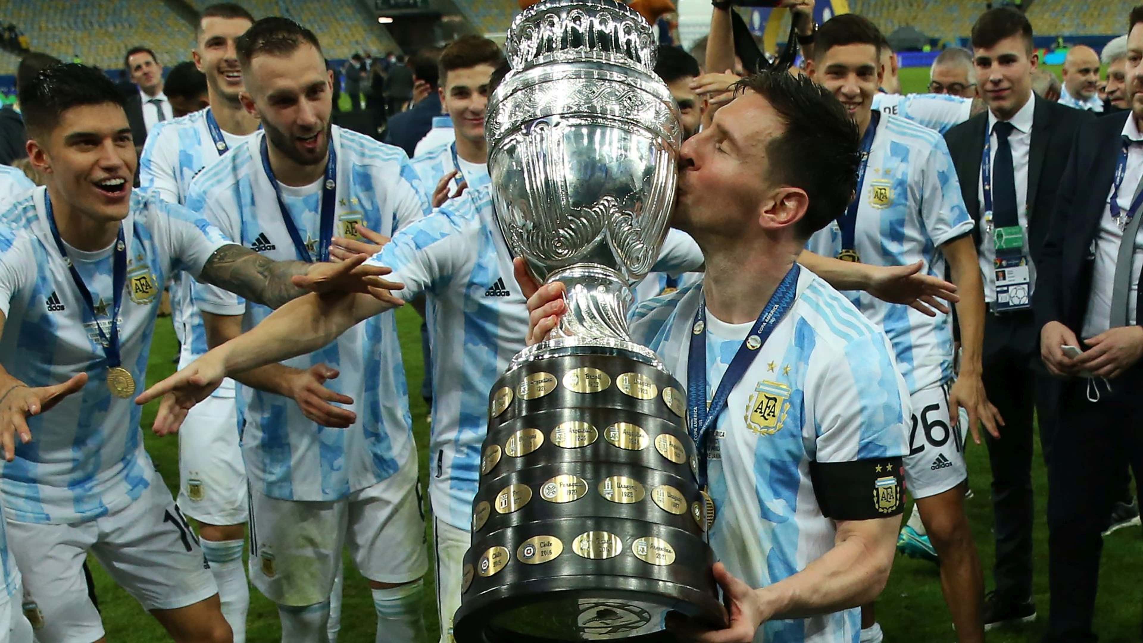 Сколько раз становилась чемпионом сборная команда аргентины. Лионель Месси 2021 Аргентина. Лео Месси Аргентина 2021 копа Америка. Месси Аргентина 2021 Кубок. Лионель Месси копа Америка 2021.