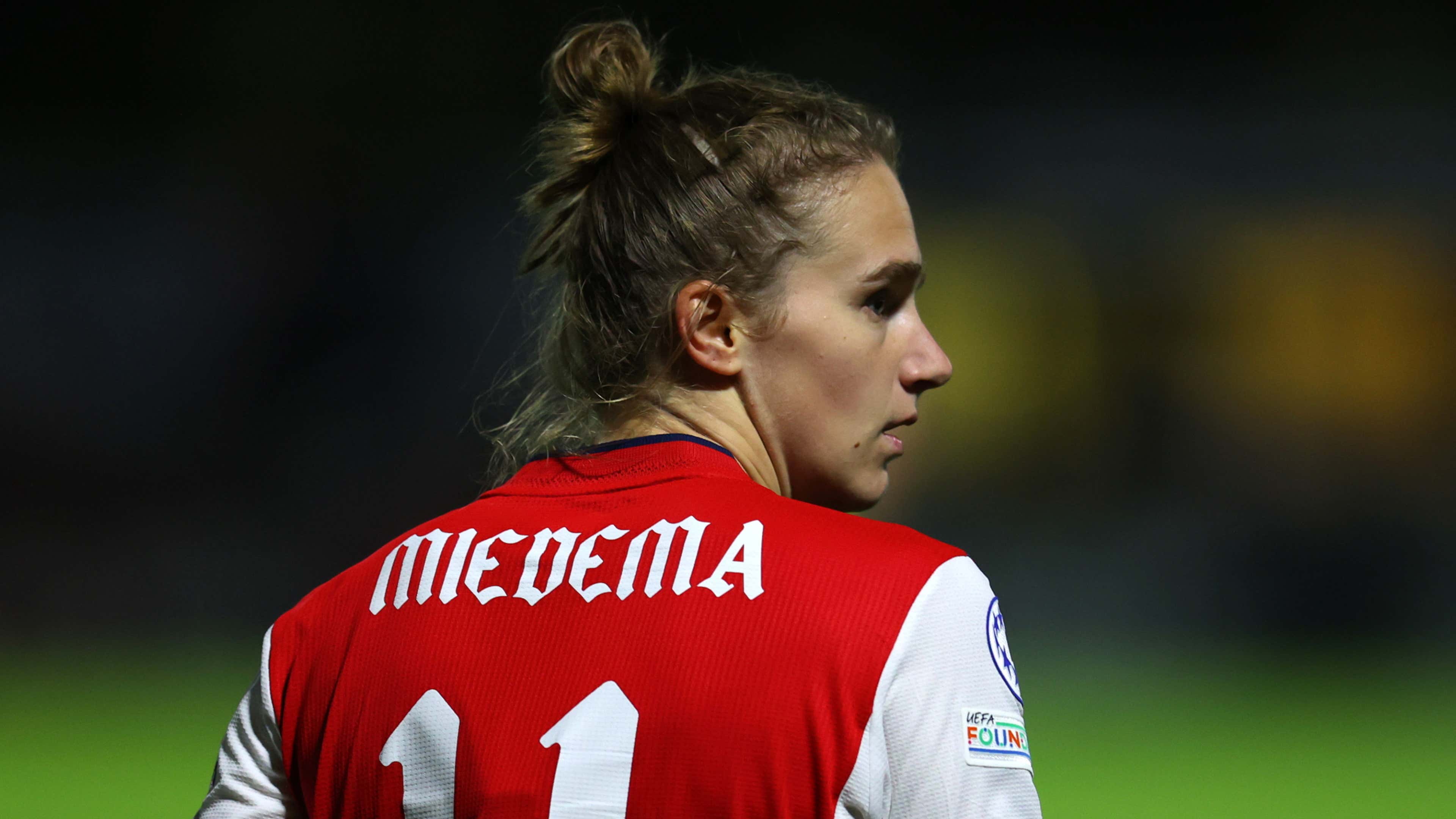 Miedema, imparável, faz hat-trick e classifica o Arsenal para a fase de  grupos da Champions Feminina