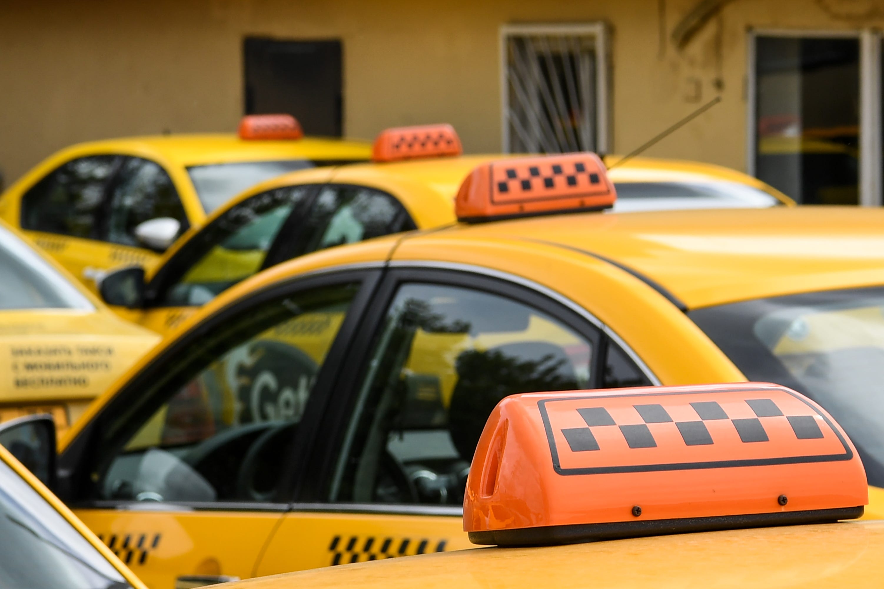Предложение таксиста. Такси. Стоянка такси. Машина "такси". Шашечки такси на машине.