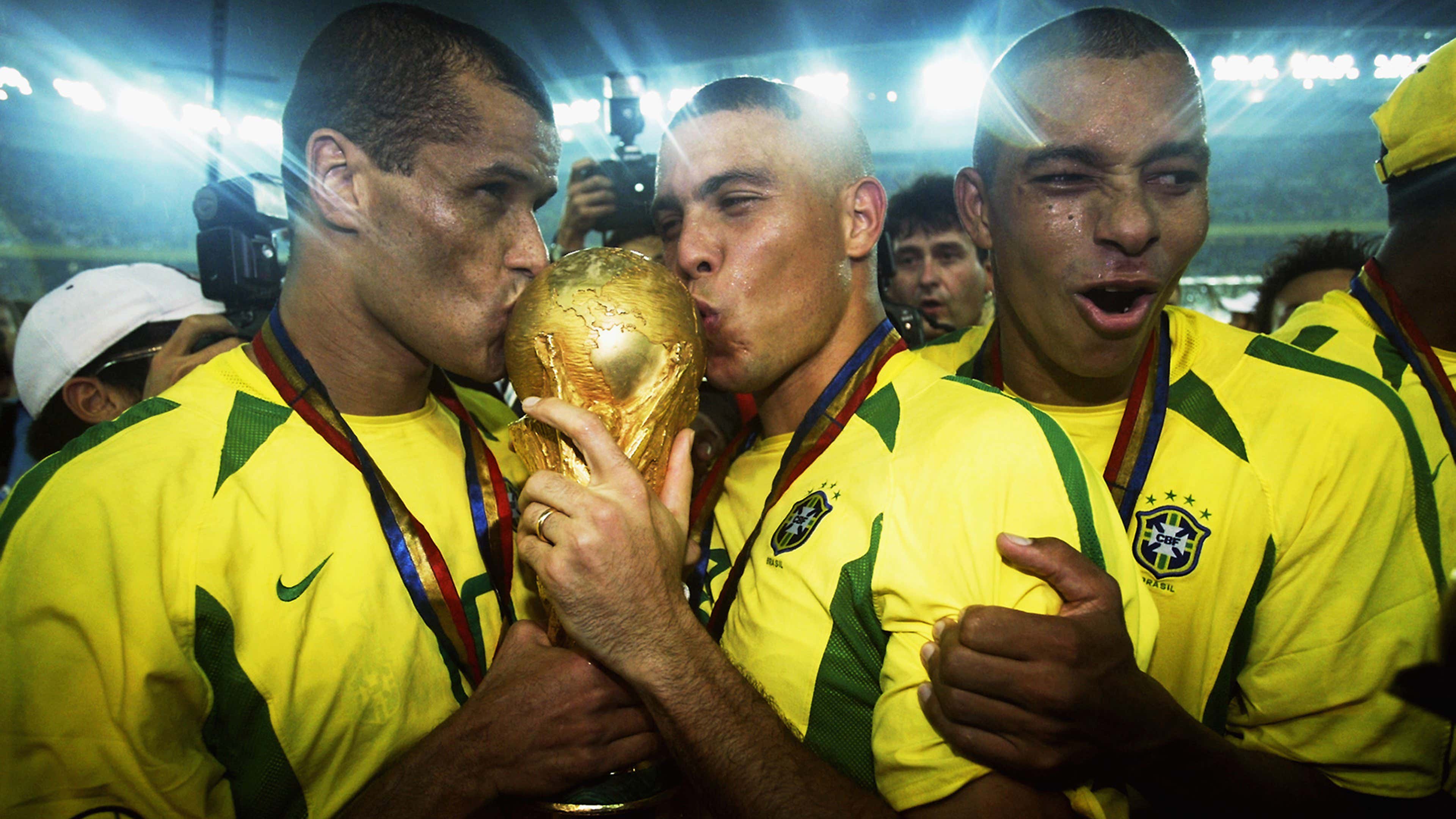 Бразилия сколько раз чемпионом по футболу. Сборная Бразилии 2002 ривалдо. Роналдо Зубастик ЧМ 2002. Роналдо Зубастик сборная Бразилии.