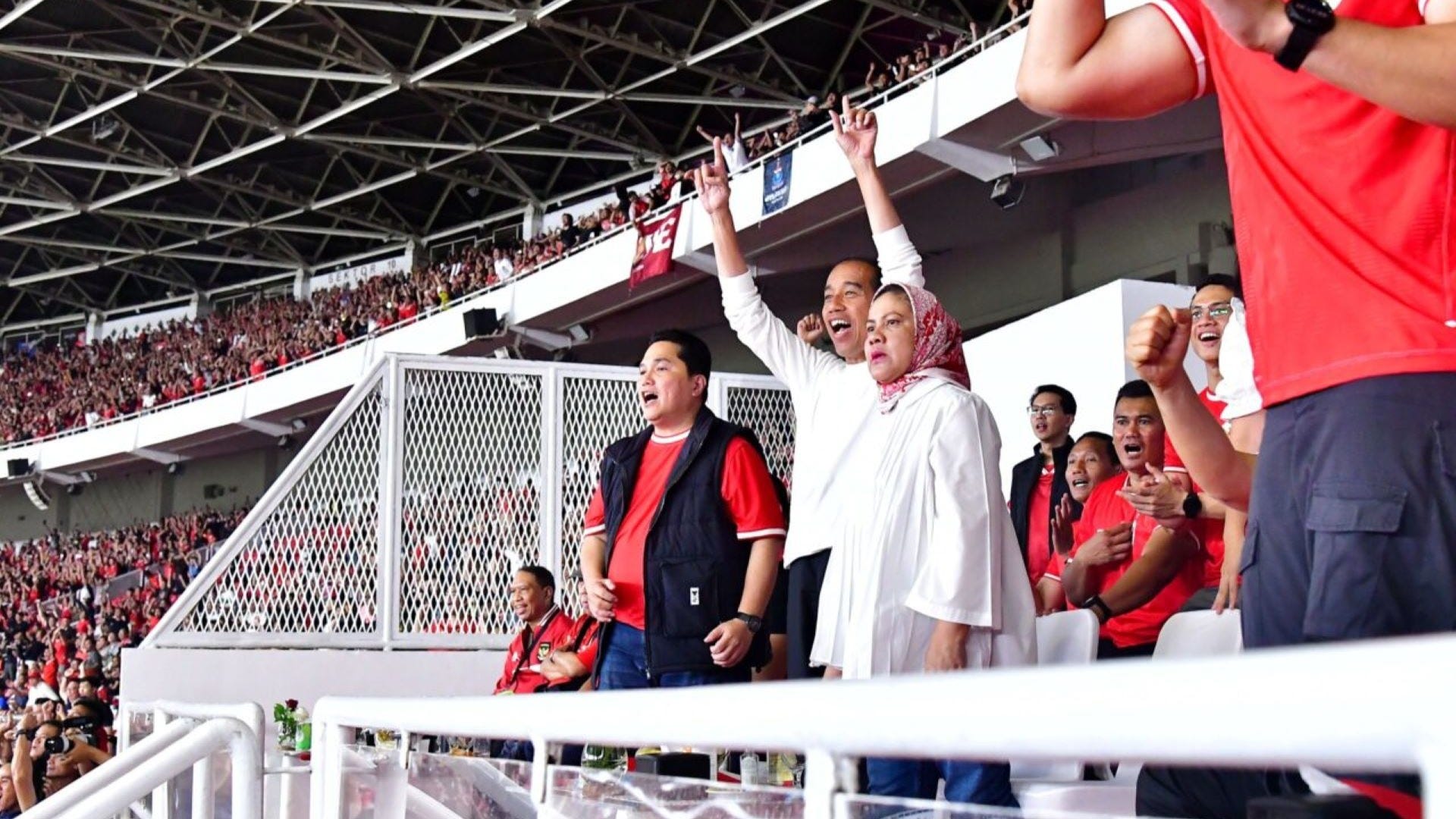 Watching together in Palu, Indonesian President Joko Widodo conveys greetings to Indonesian national team players