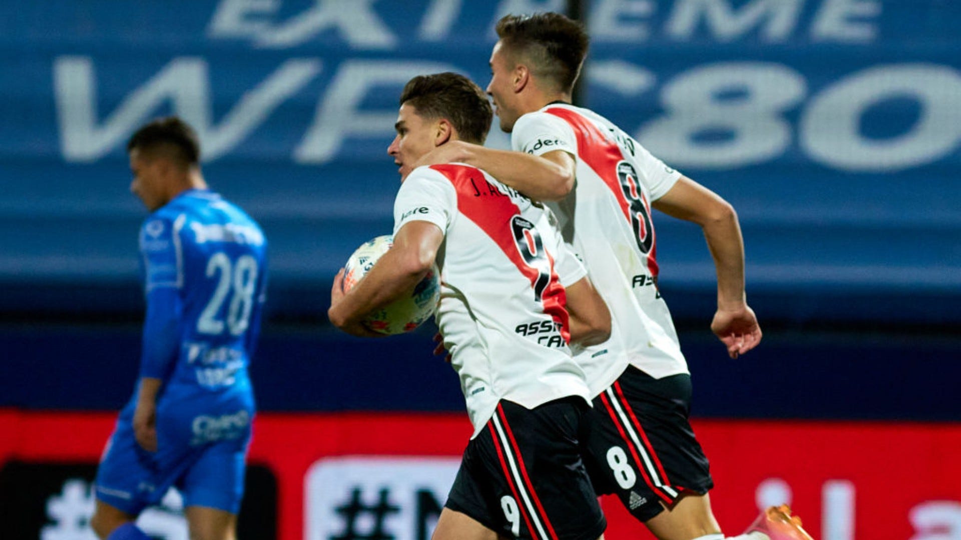 Julián Álvarez y Palavecino celebran un gol con River en 2021