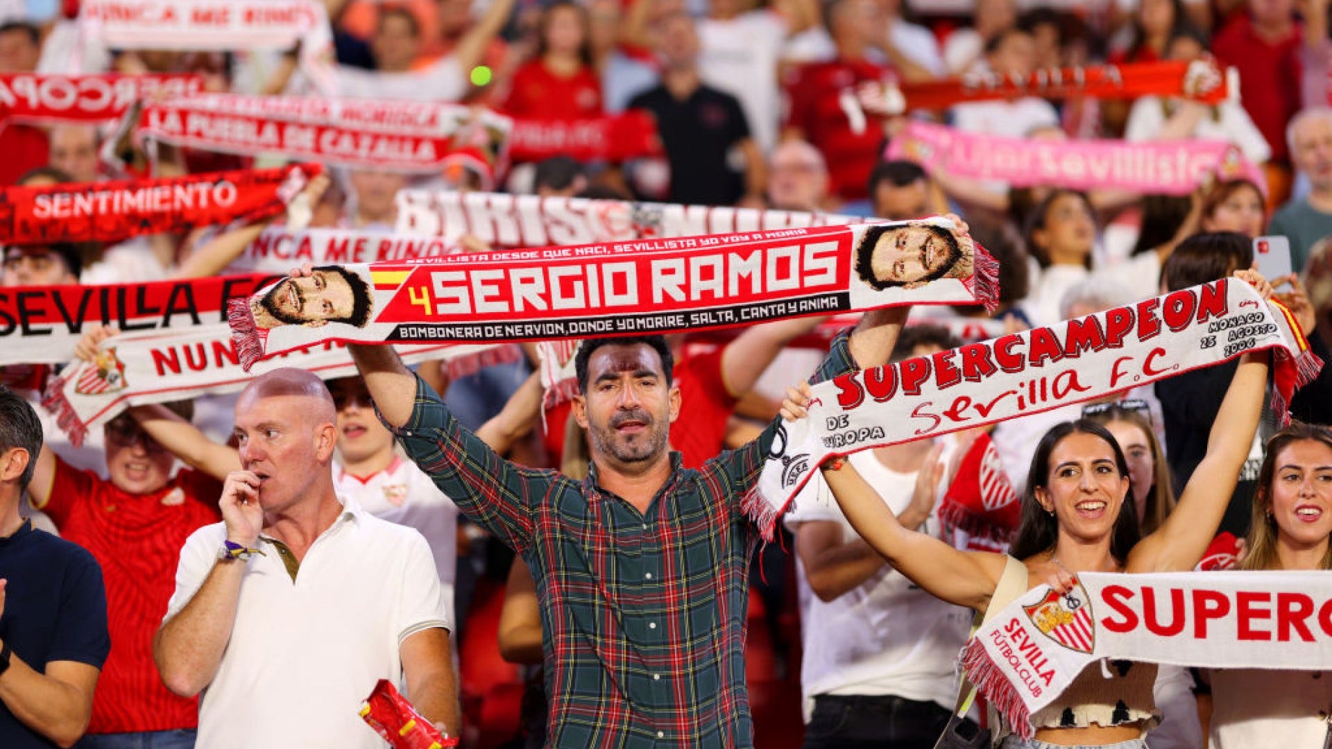 El Sevilla FC emite un comunicado por el fallecimiento de tres aficionados  sevillistas