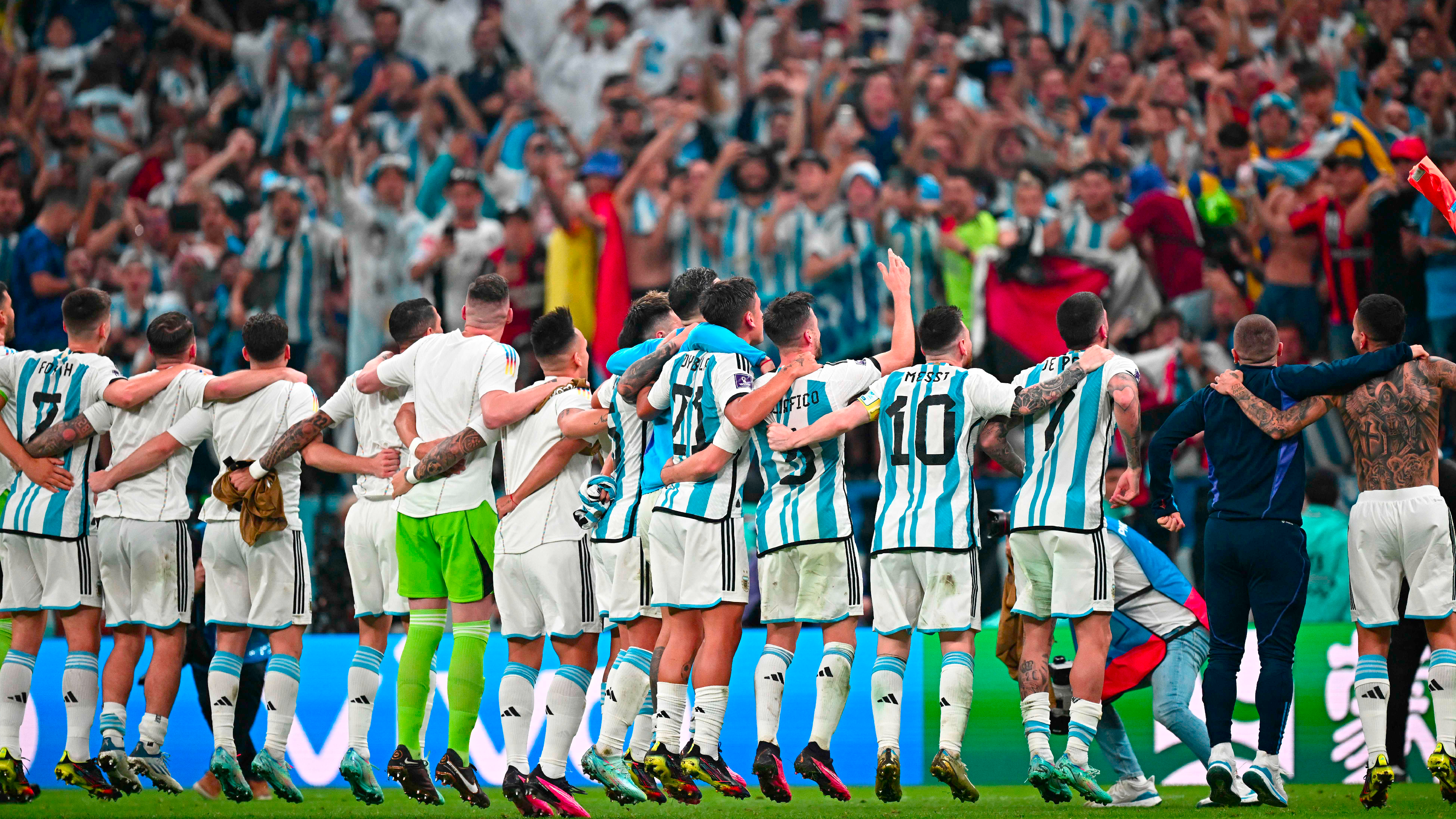 Jugadores e hinchas argentinos festejan