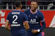 Achraf Hakimi et Kylian Mbappé célèbrent le but du Français face à Reims, le 29 août 2021.