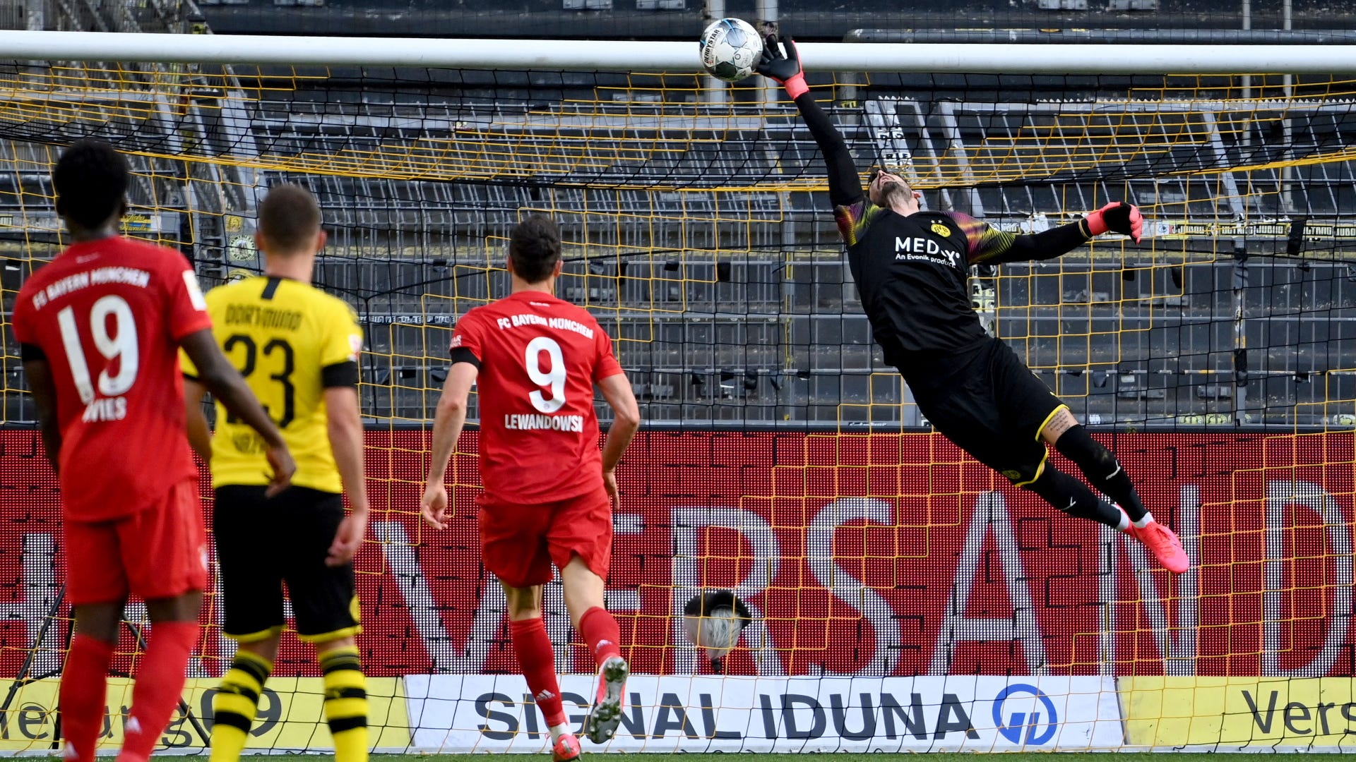 Roman Burki fails to save Joshua Kimmich lob, Dortmund vs Bayern, 2019-20