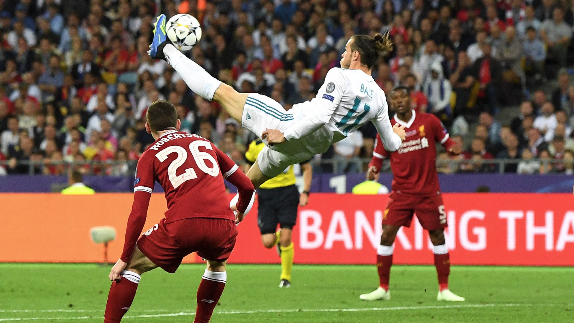 Real Madrid Train With Philadelphia Eagles, Sergio Ramos Kicks Impressive  53-Yard Field Goal (Photos & Video)