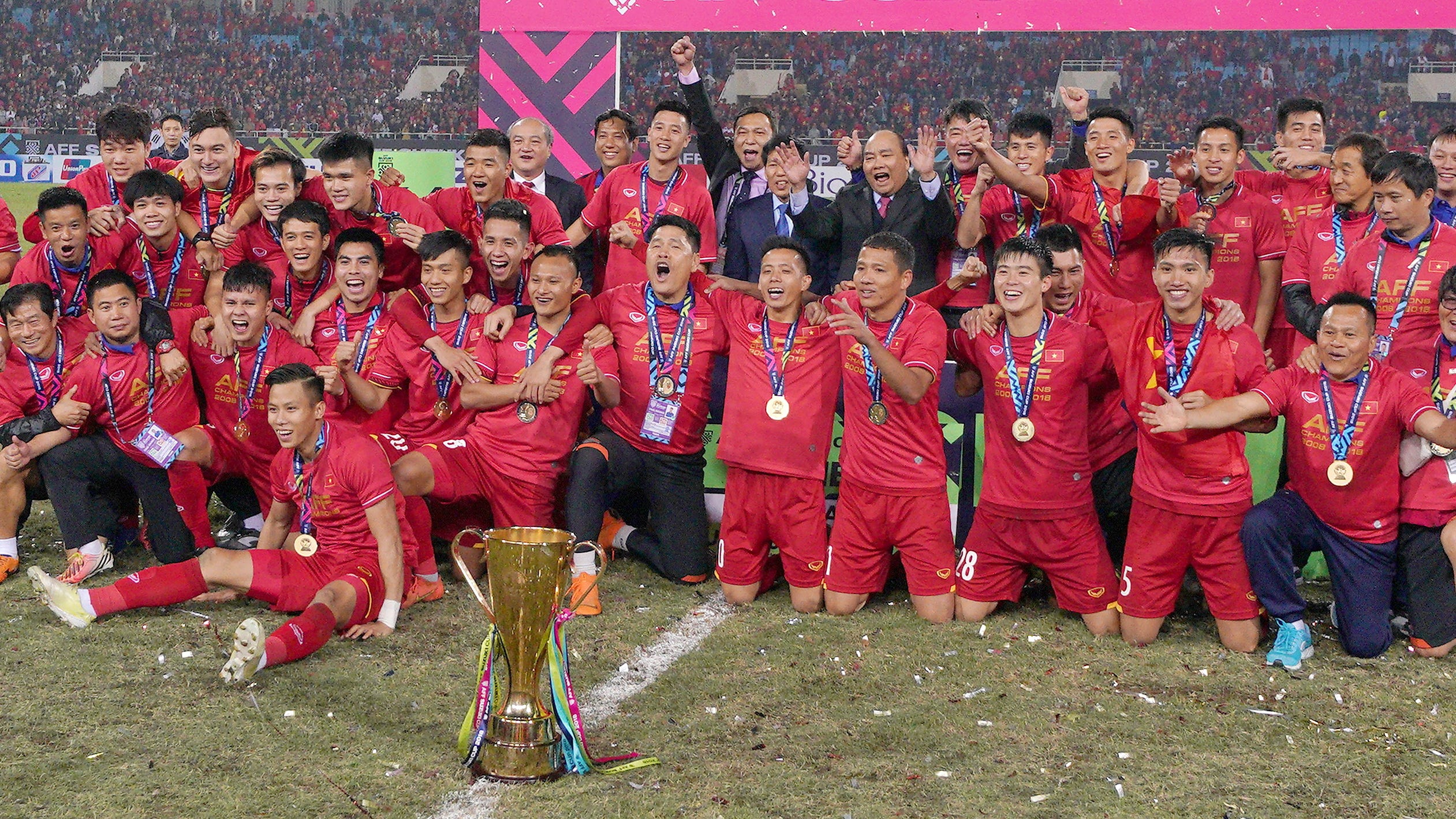 Vietnam players celebrate with the trophy AFF Cup 2018