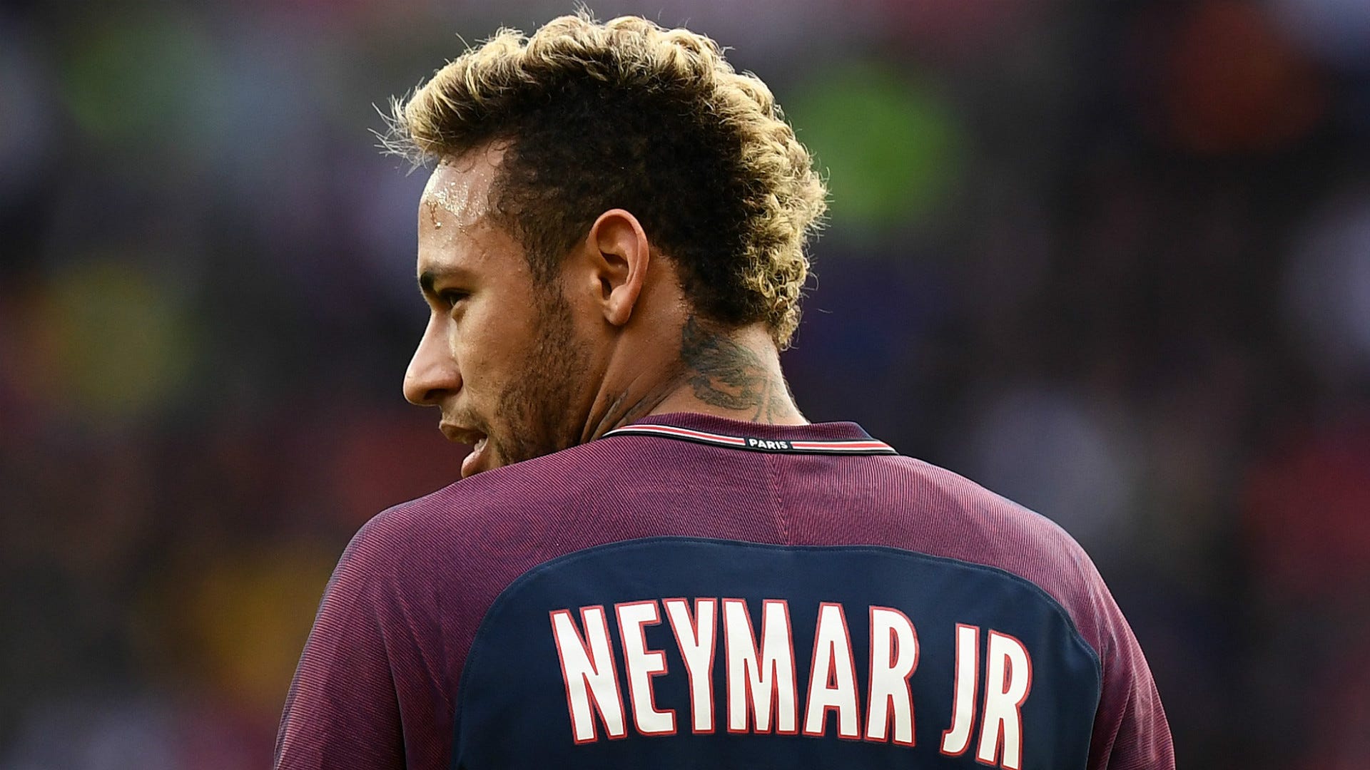 Neymar: Hãy xem hình ảnh đầy sức sống của Neymar khi anh ta nhanh chóng vượt qua đối thủ trên sân bóng. Được mệnh danh là một trong những cầu thủ bóng đá có tài năng nhất thế giới, Neymar đến từ Brazil đã khẳng định được tên tuổi của mình trên mỗi trận đấu.