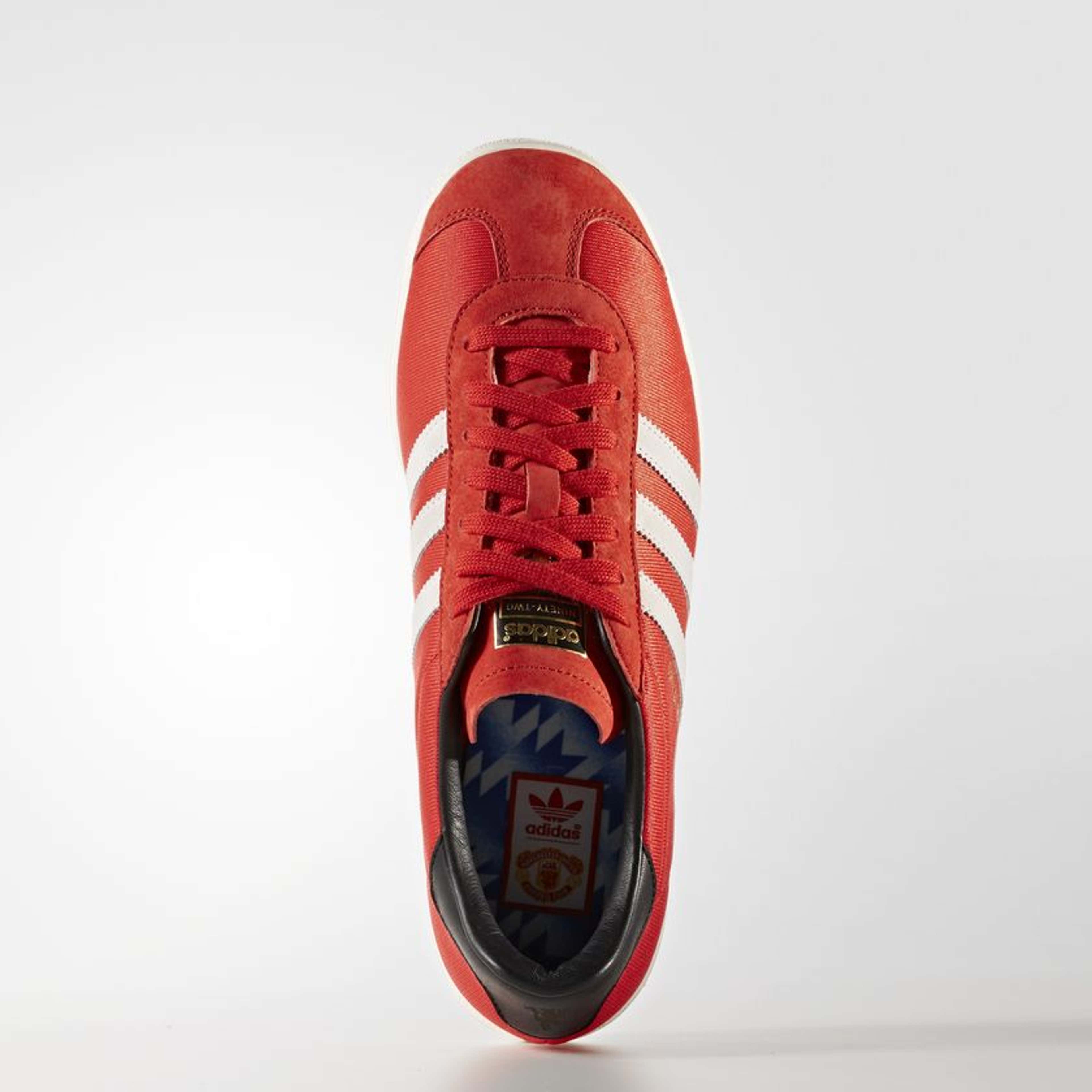 Embed only Adidas Class of '92