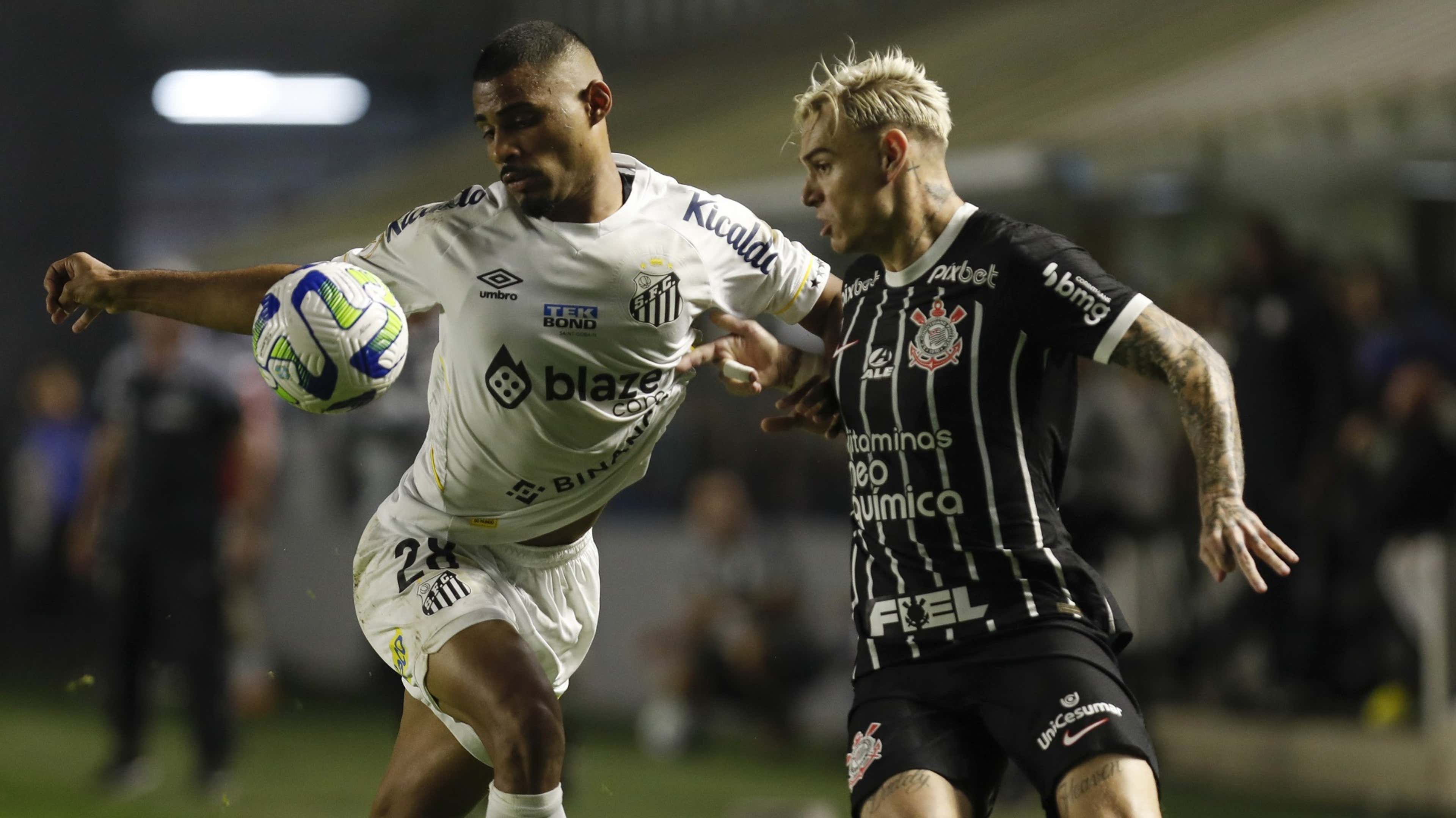 Roger Guedes disputa a bola em um Santos x Corinthians, na Vila Belmiro, pelo Brasileirão 2023
