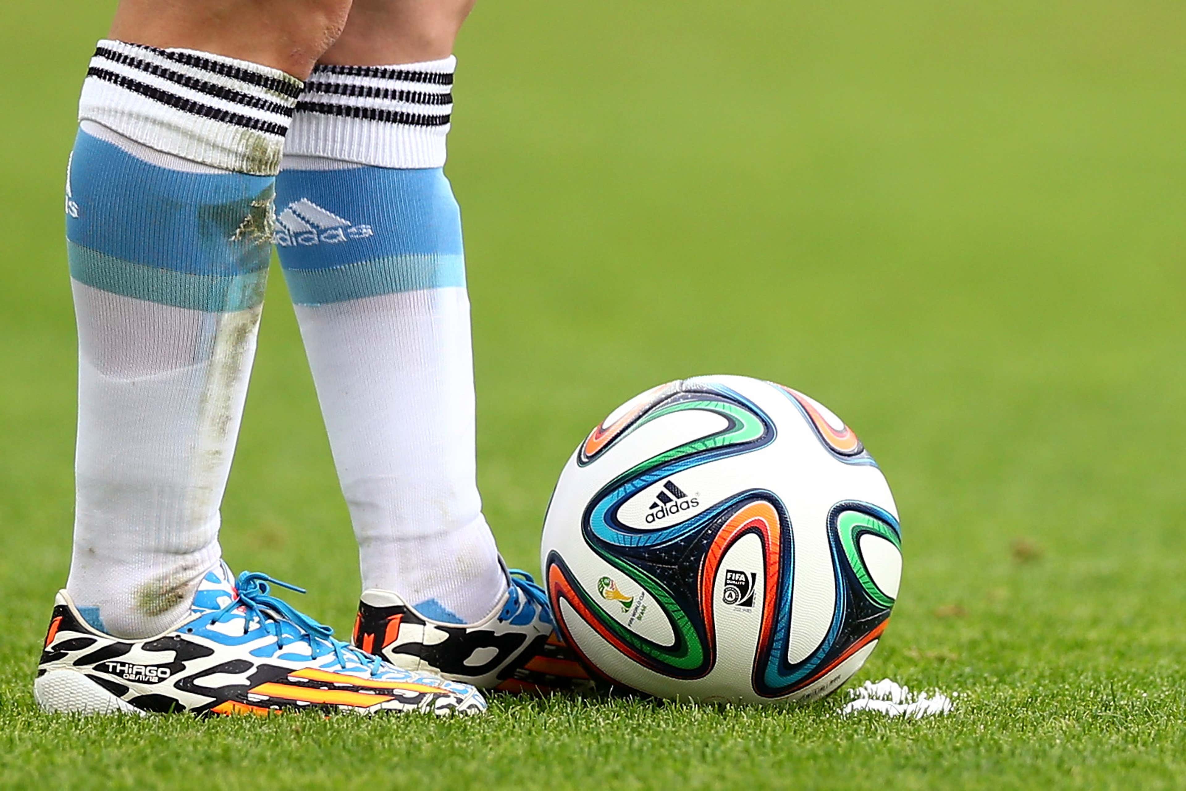 Bola oficial do Mundial de Clubes é apresentada pela Fifa antes do