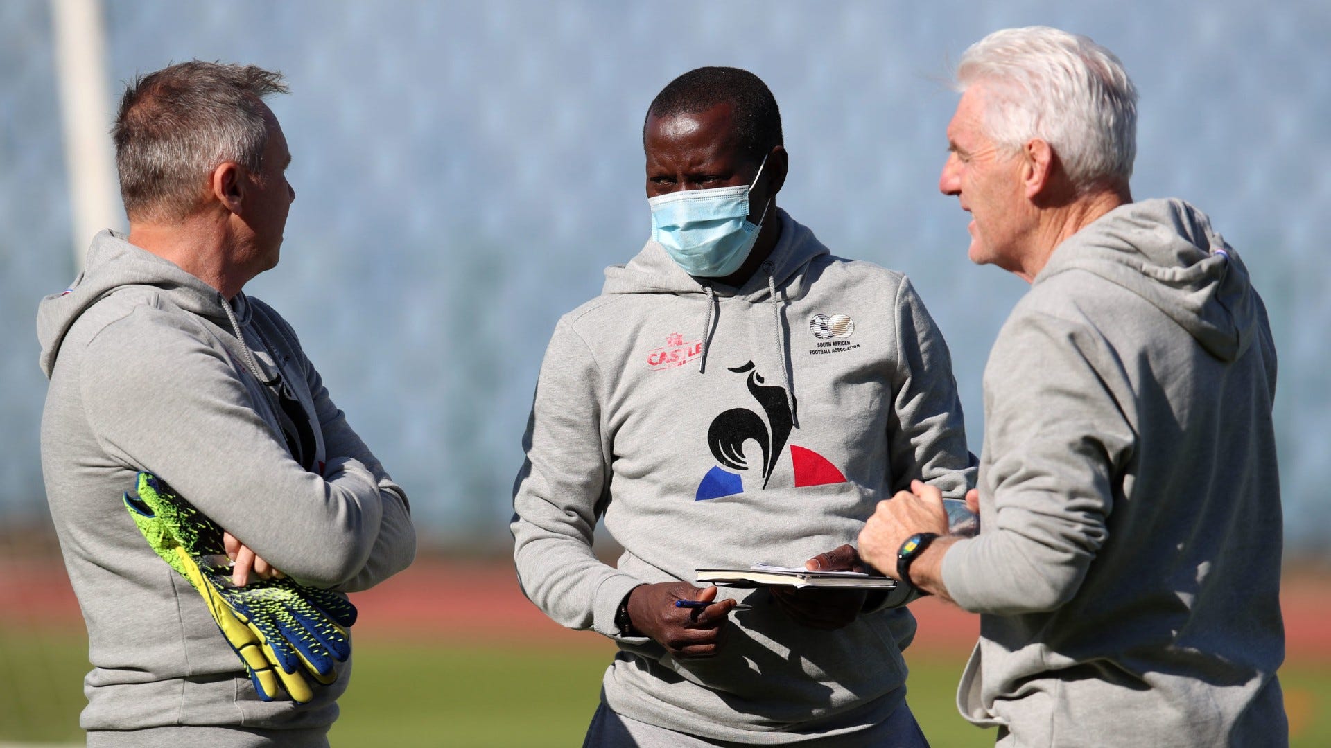 Helman Mkhelele with Hugo Broos, coach of South Africa during the 2022 World Cup.