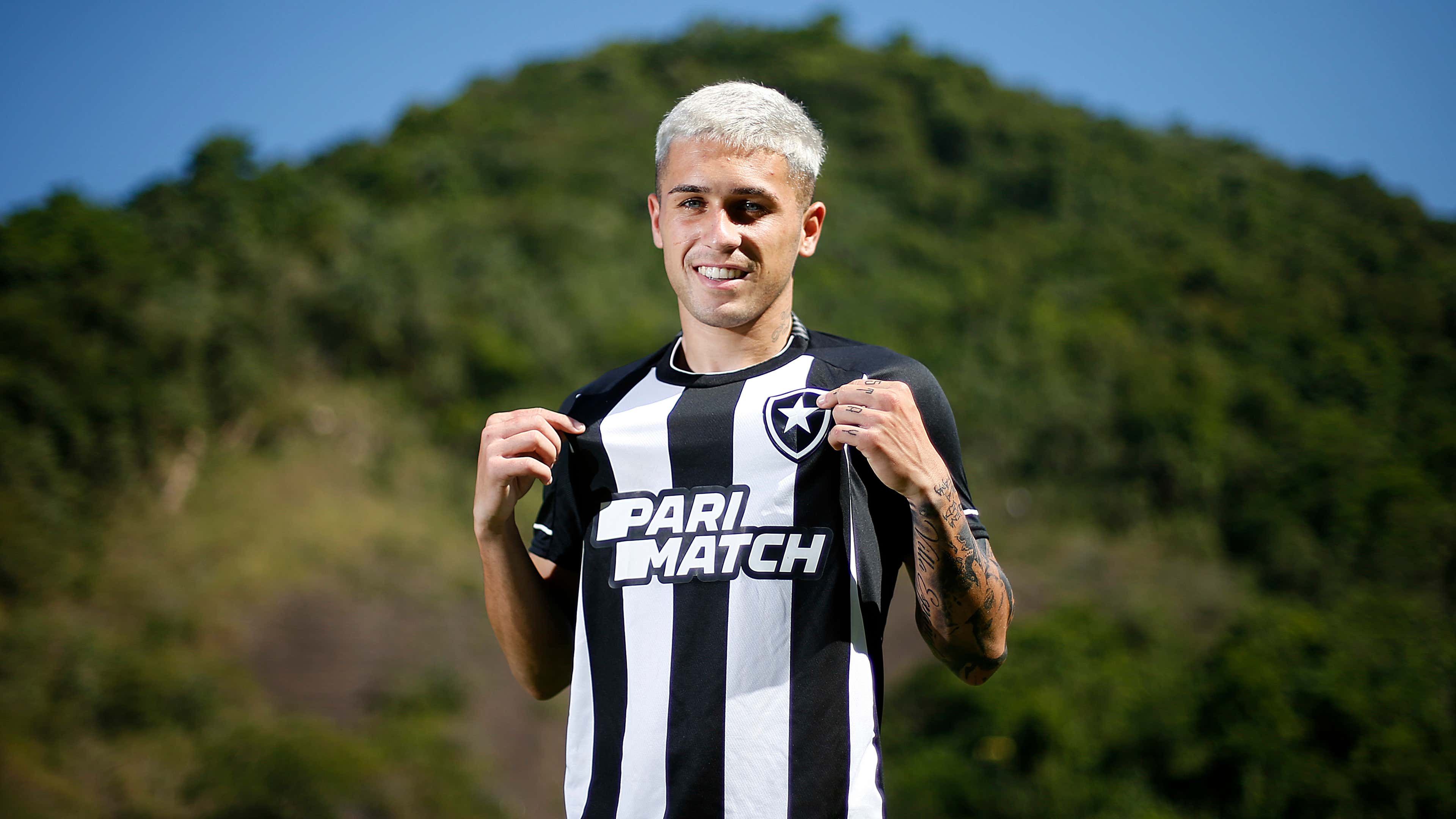 Com direito a número da sorte, Valentín Adamo é apresentado e fala em  'salto' na sua carreira ao chegar ao Botafogo - Lance!