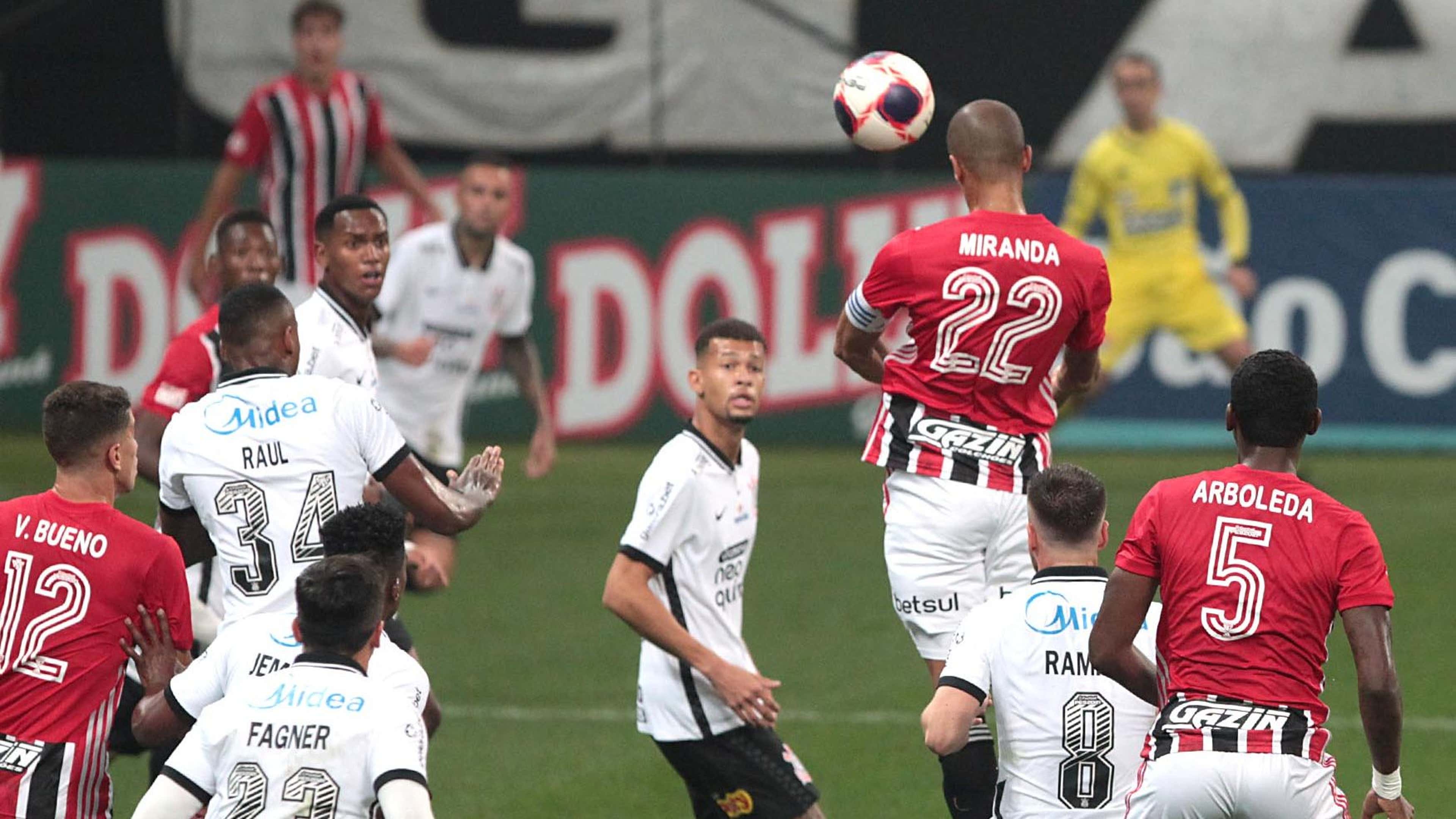 Miranda cabeceia para o gol - Corinthians 2 x 2 São Paulo