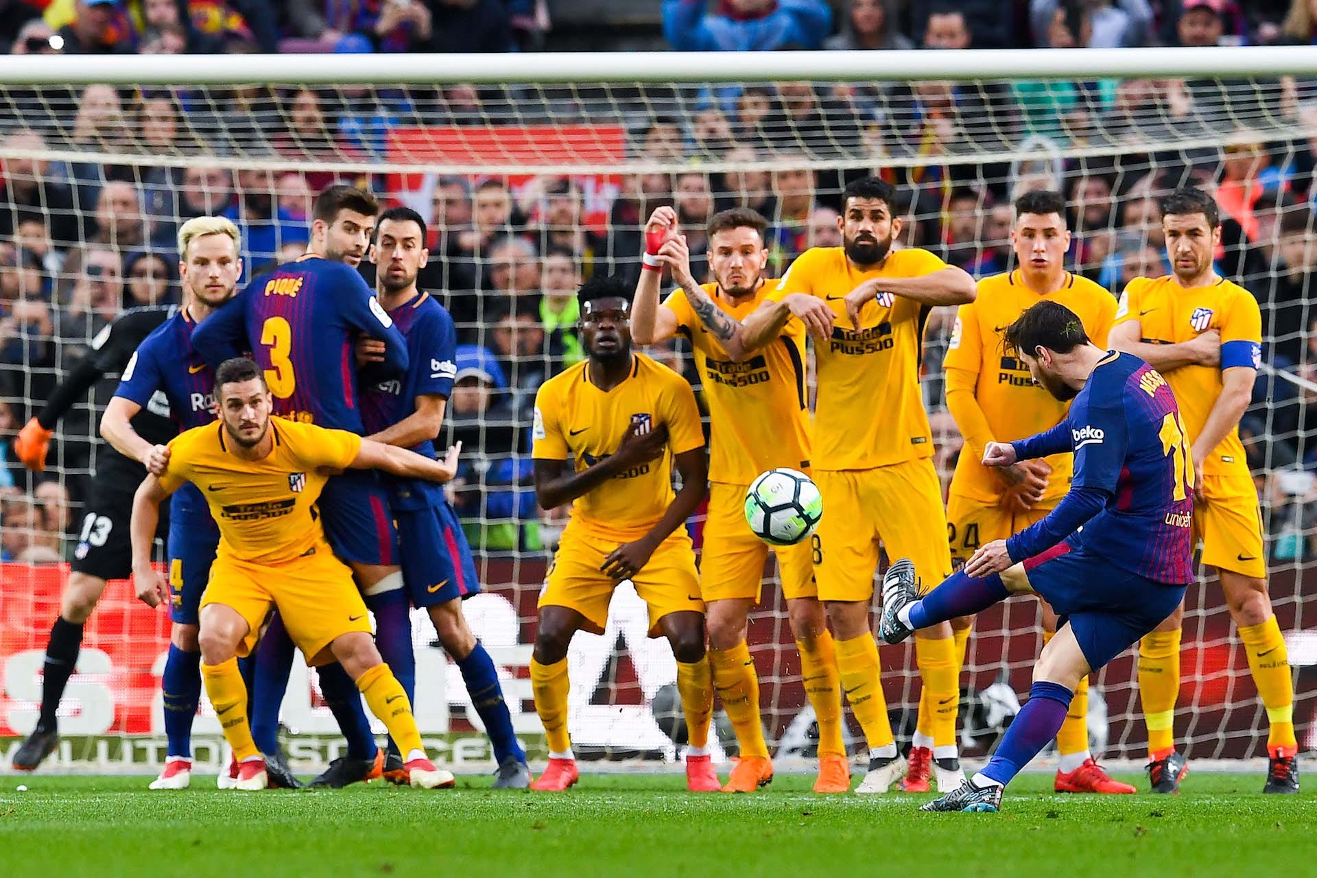 Salvaje seriamente Lesionarse El francotirador argentino o cómo Messi aprendió a tirar las faltas |  Goal.com Espana