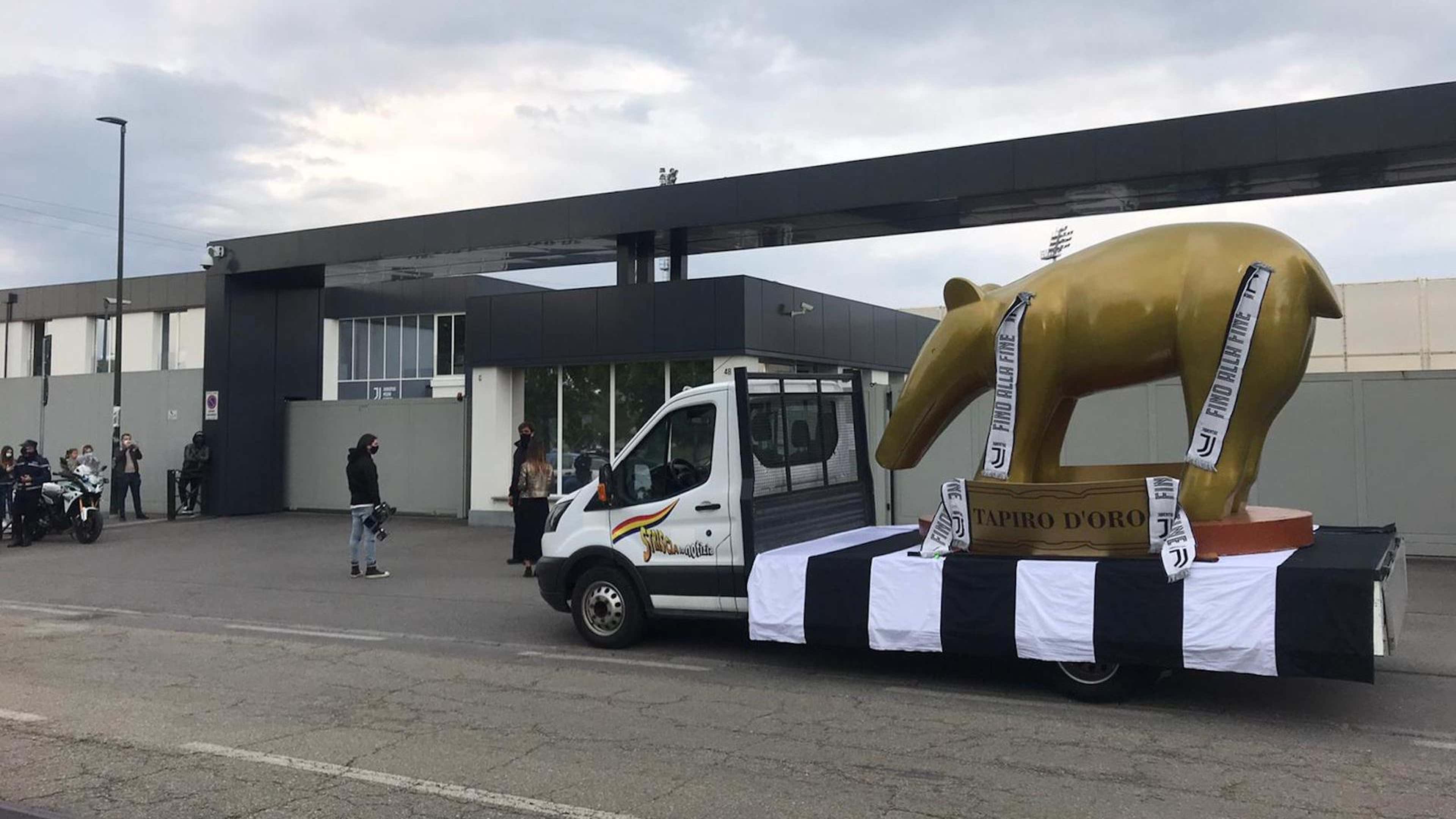 Flop Superlega: Tapiro d'Oro gigante davanti allo Juventus Stadium per  Agnelli