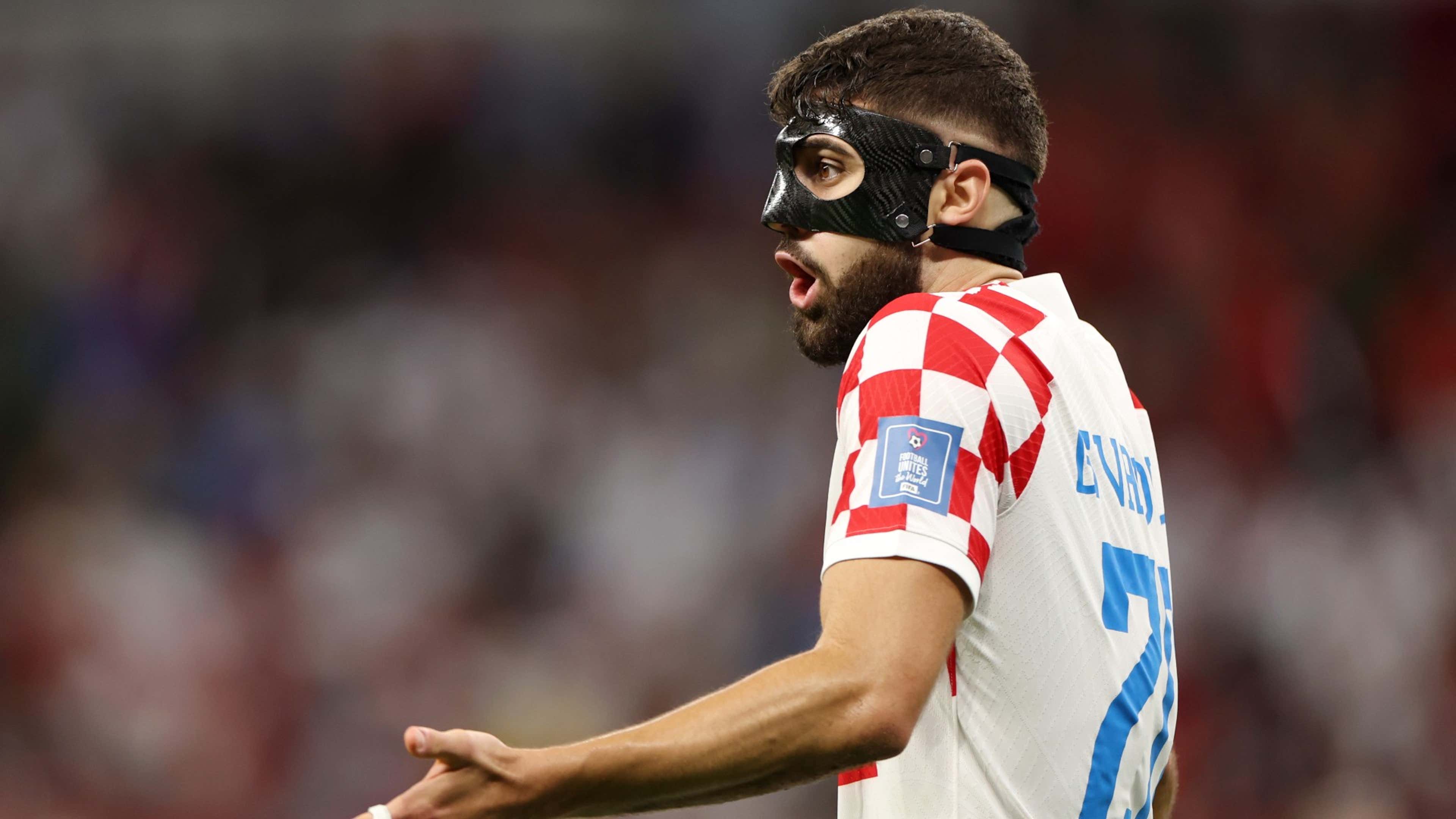Почему играл в маске. Йошко Гвардиол хорватский футболист. Футболист в маске. Футболист в маске Хорватия. Сборная Хорватии игрок в маске.