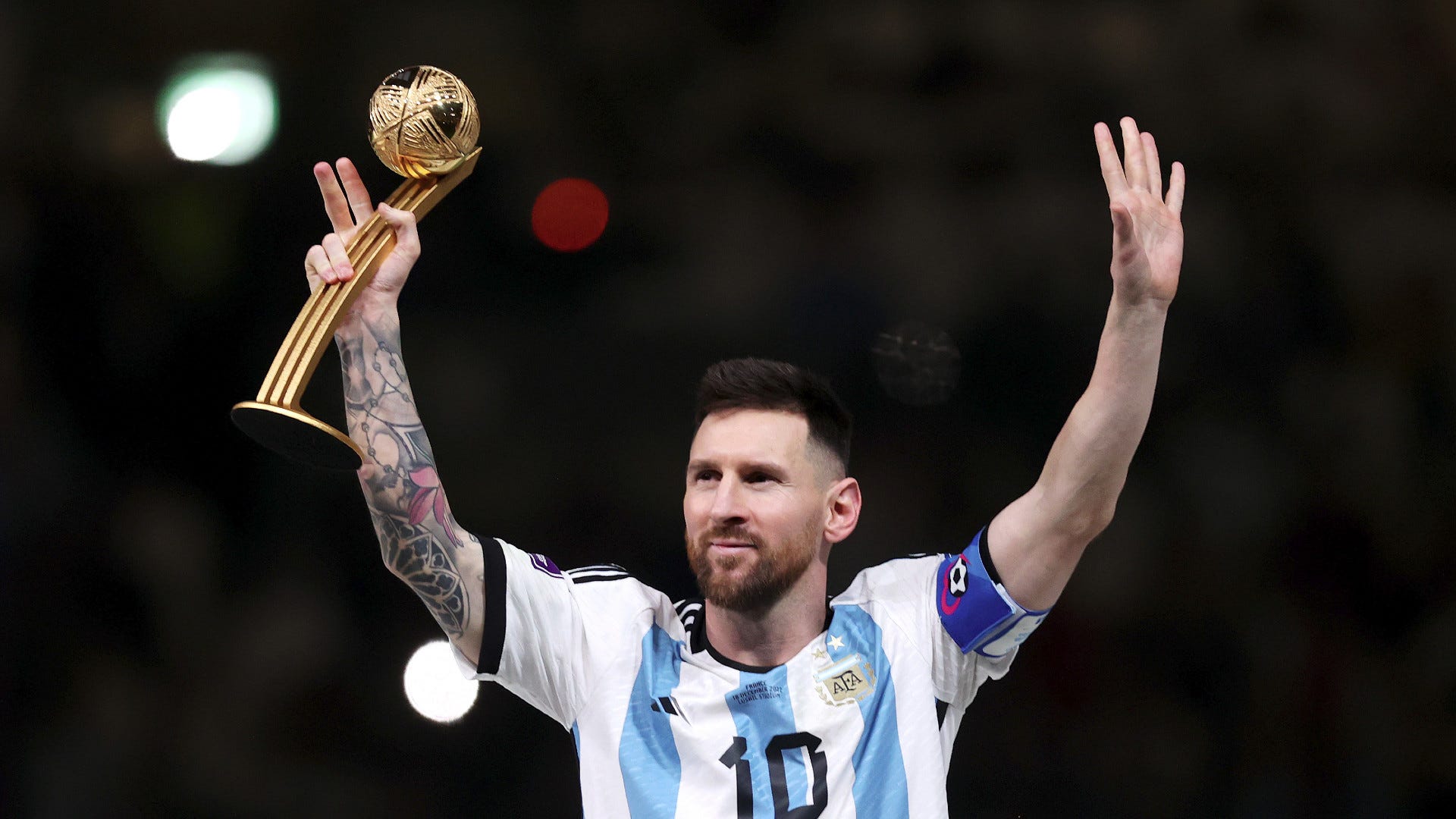 Với những thành tích đáng kinh ngạc của mình trong lịch sử của bóng đá thế giới, Messi là một trong những cầu thủ vĩ đại nhất mọi thời đại. Dù cho anh chưa thể giành được chức vô địch World Cup cùng với đội tuyển Argentina, Messi vẫn là một trong những ngôi sao sáng giá nhất của bóng đá thế giới. Hãy xem lại những khoảnh khắc đáng nhớ nhất của Messi trong lịch sử World Cup để hiểu thêm về sự nghiệp và danh tiếng của anh.