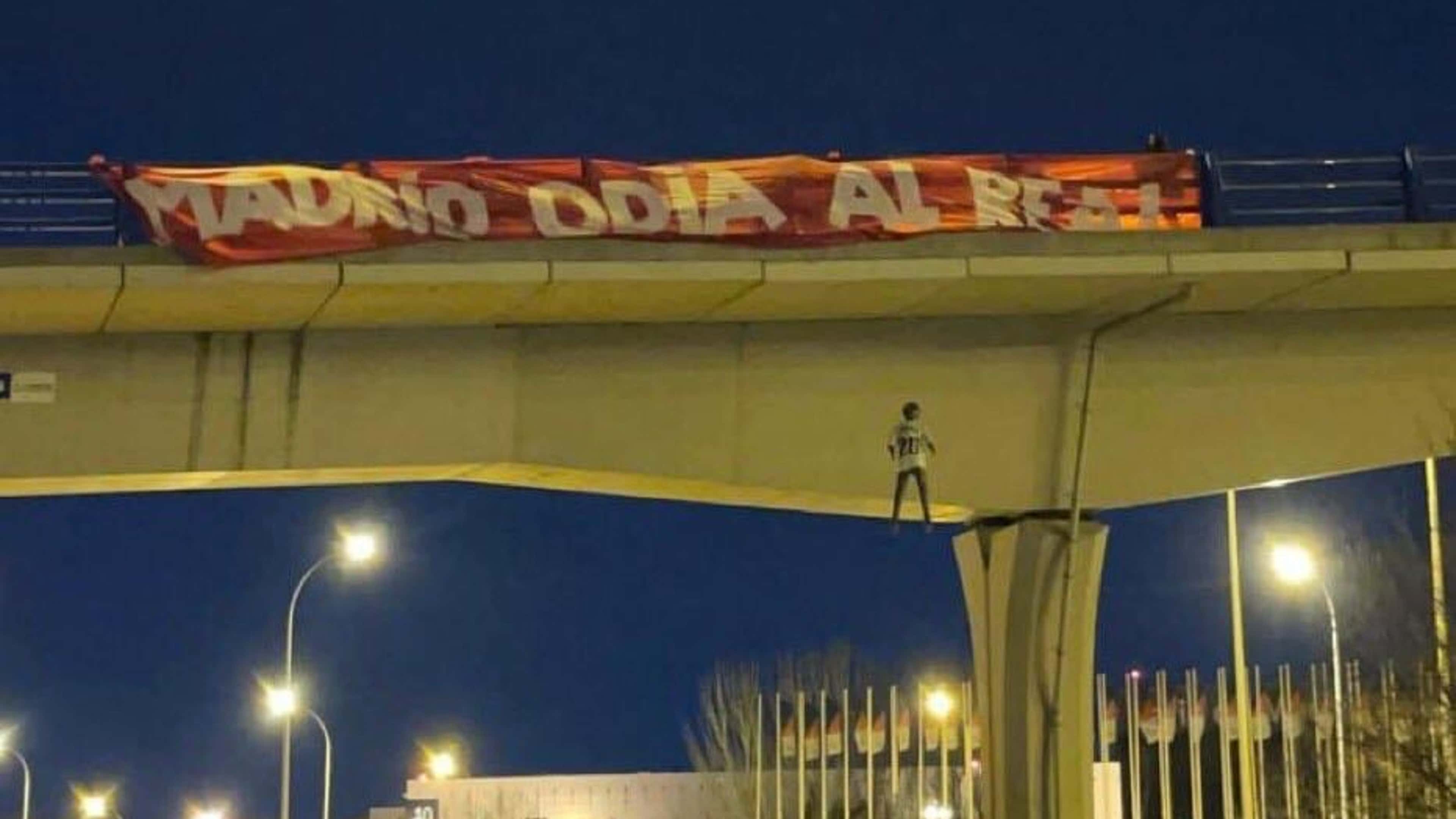 Derby Madrid Real Atlético Poupée Vinicus pendue pont