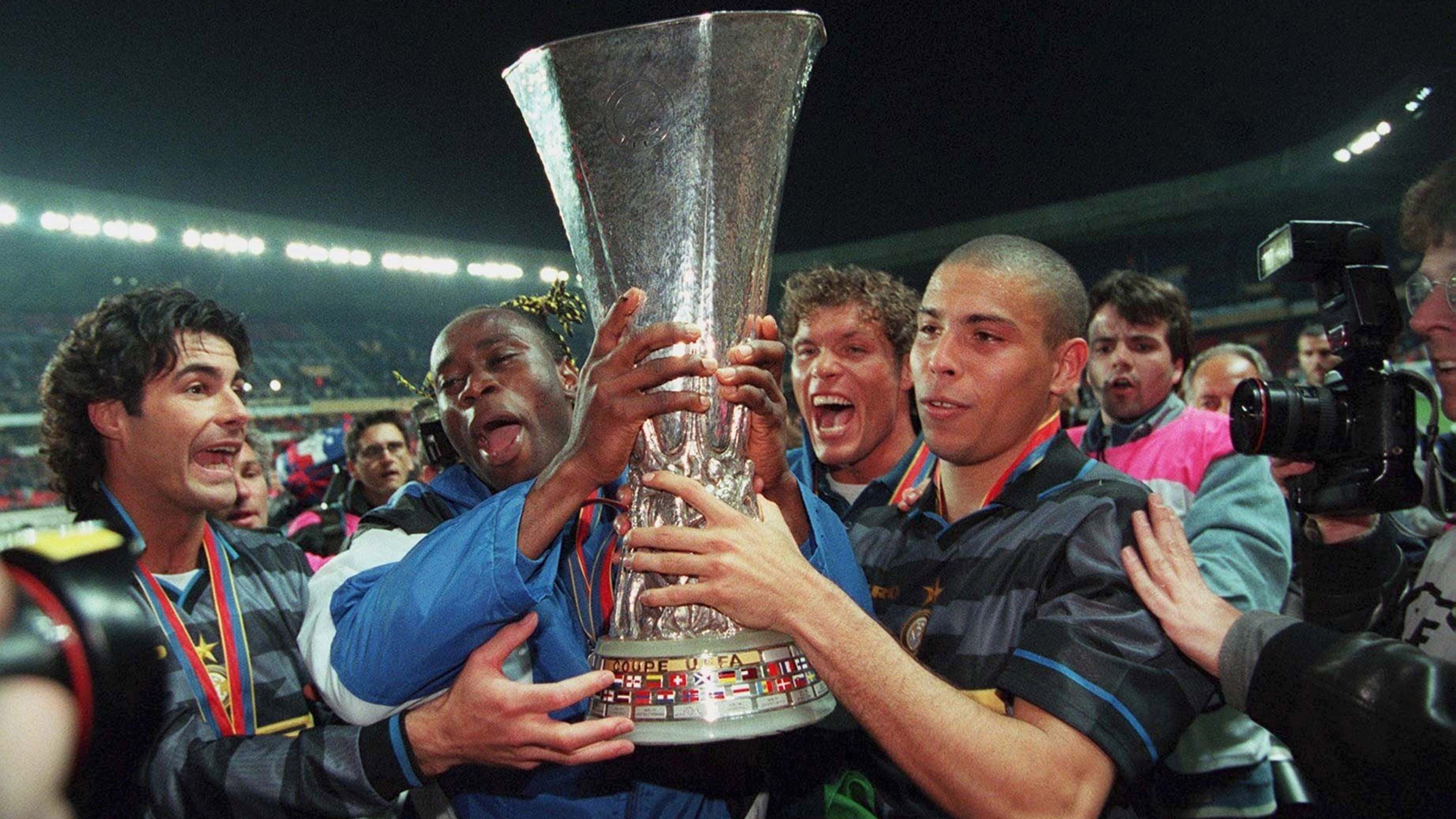 Uefa cup. Inter 1998 Кубок УЕФА. Интер Лацио финал 1998. Финал Кубка УЕФА 1998. Кубок УЕФА 1997-1998 финал.