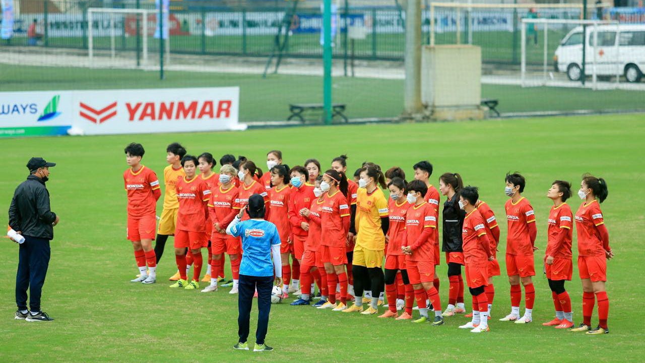 Mai Duc Chung Vietnam women team Yanmar field