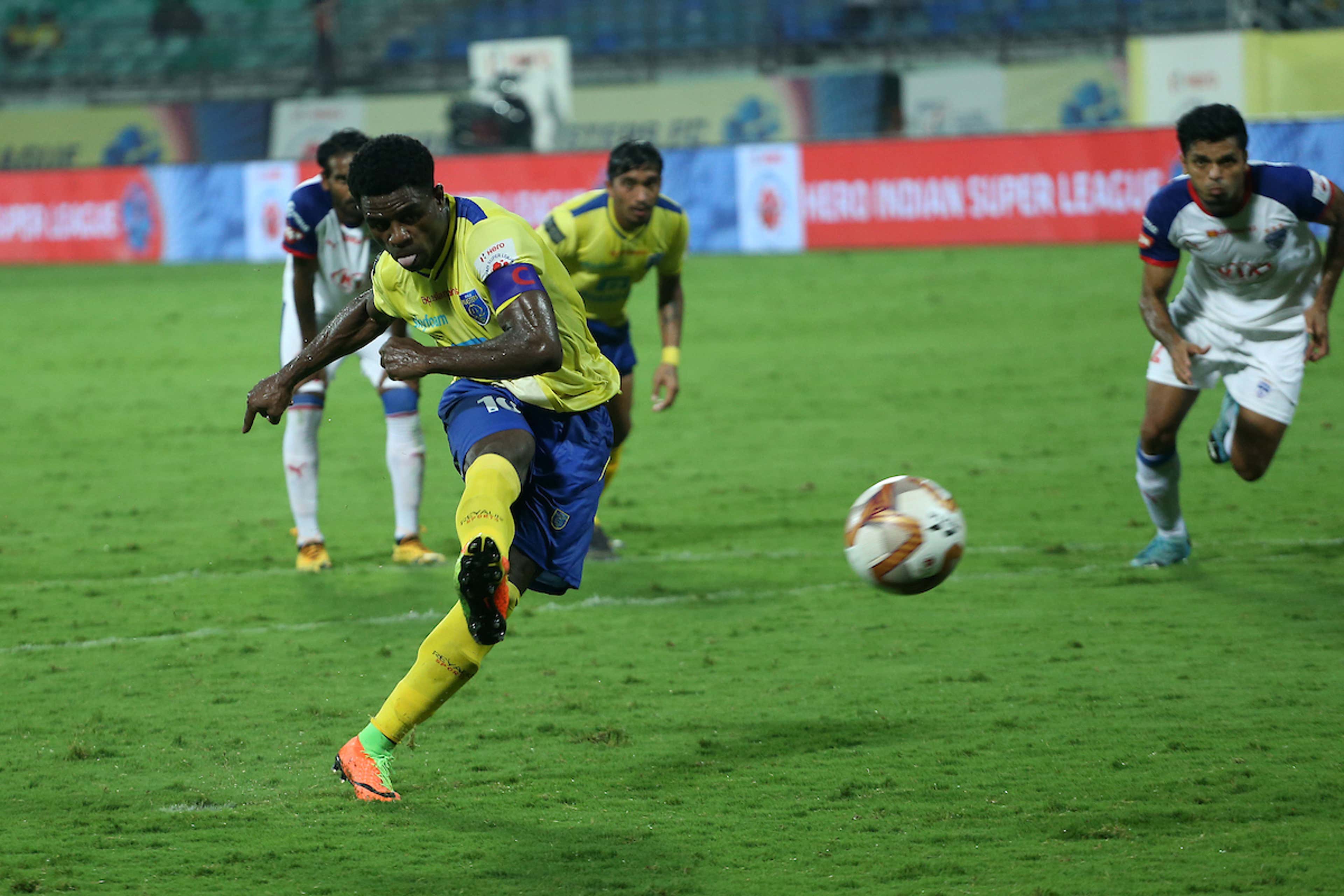 Bartholomew Ogbeche scores a penalty; Kerala Blasters vs Bengaluru FC