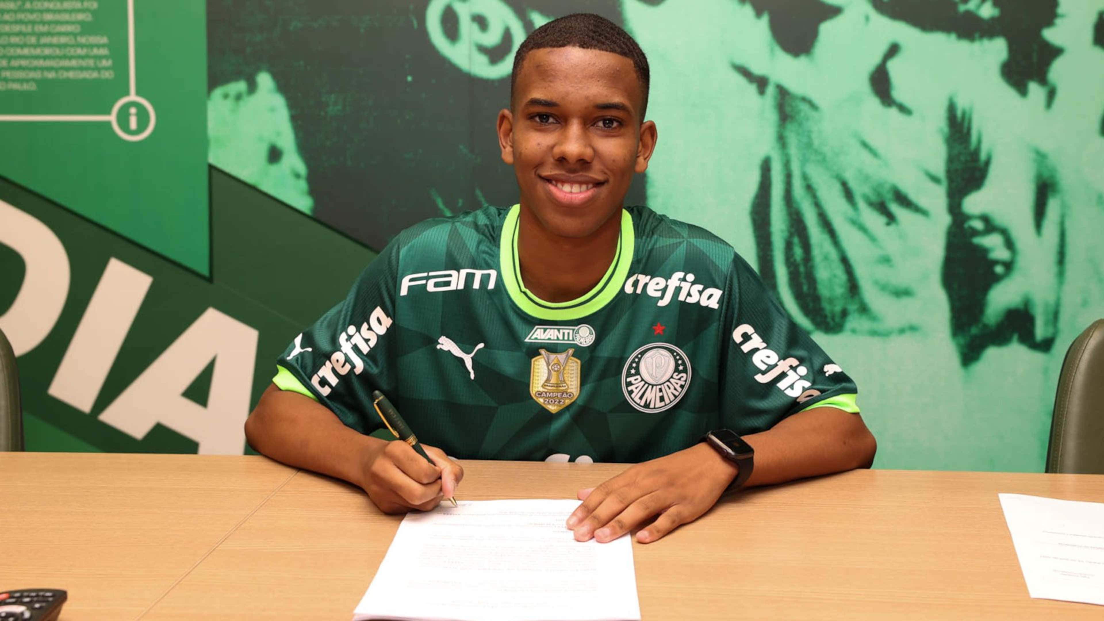 Estevão Willian (Messinho) assina primeiro contrato profissional com o Palmeiras, 24/04/2023