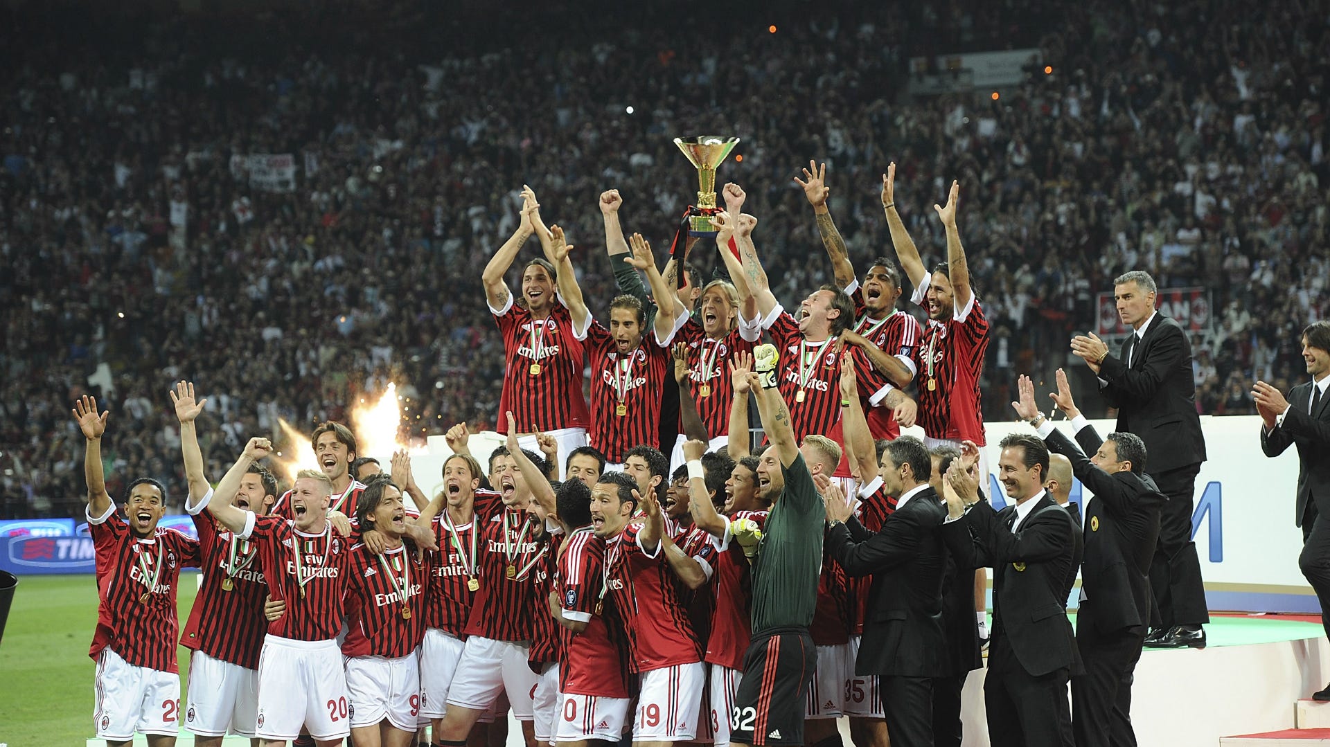 ACミラン公式　2010-11シーズンセリエA優勝記念ワイン　赤・白　サッカースクリマリオ