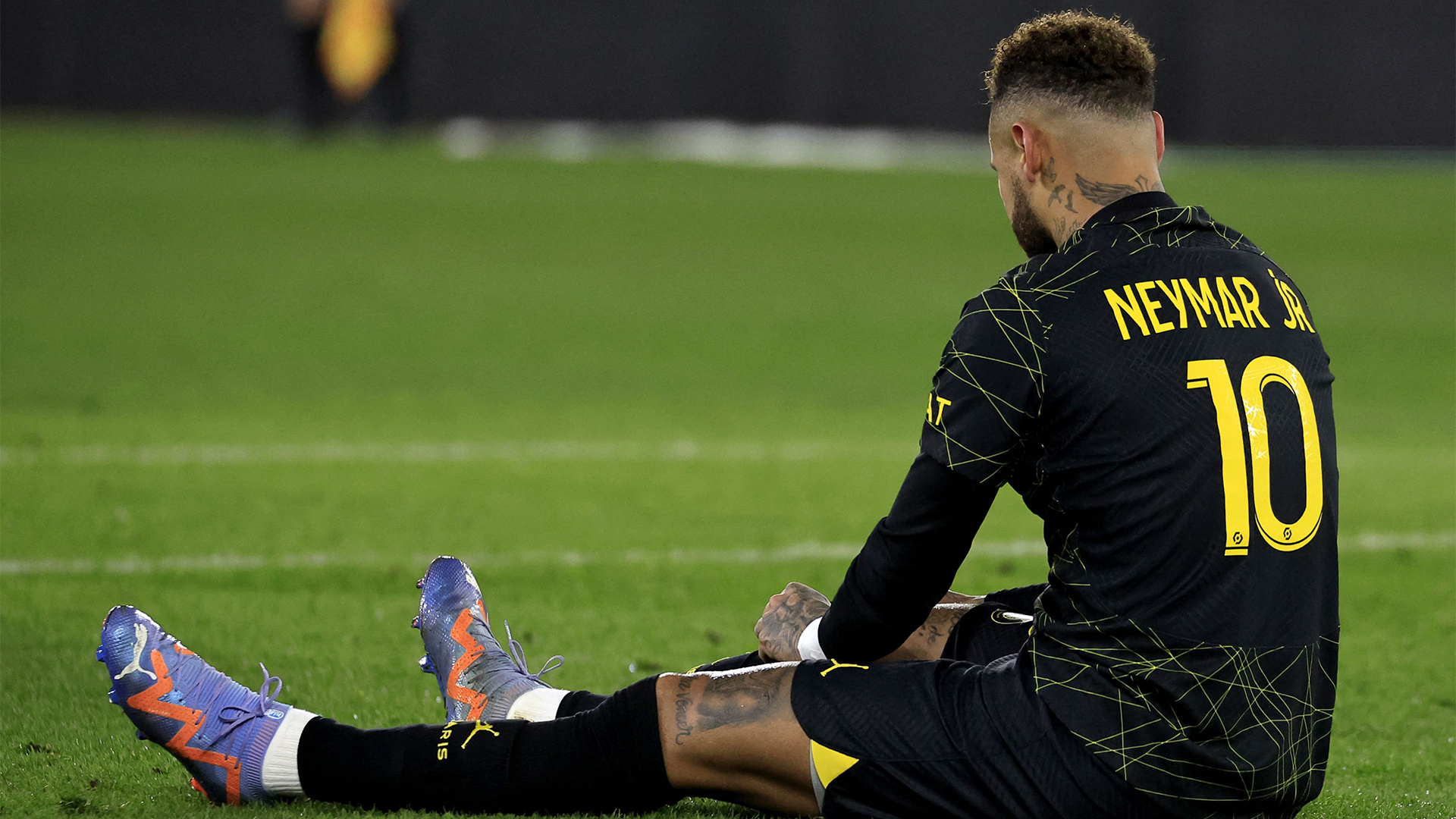 Neymar on the ground PSG Monaco 2022-23