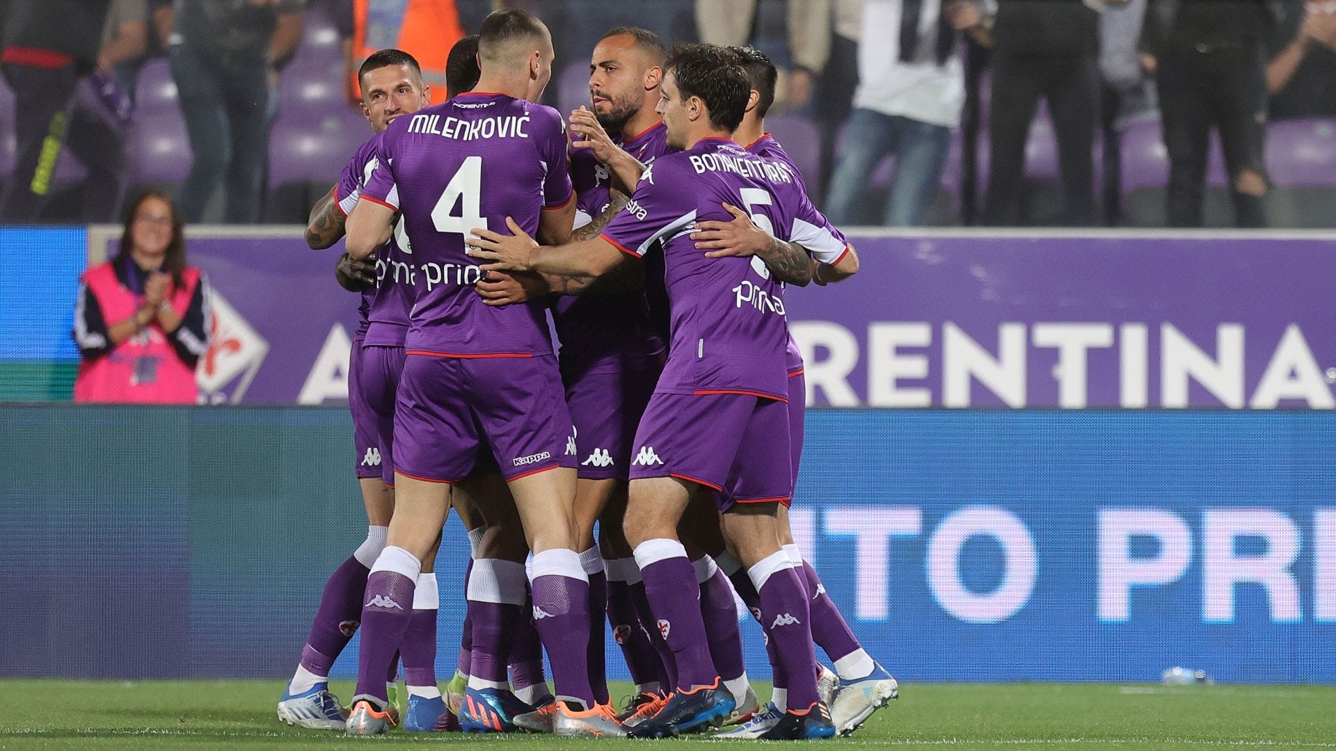 Fiorentina celebrating 2021 2022