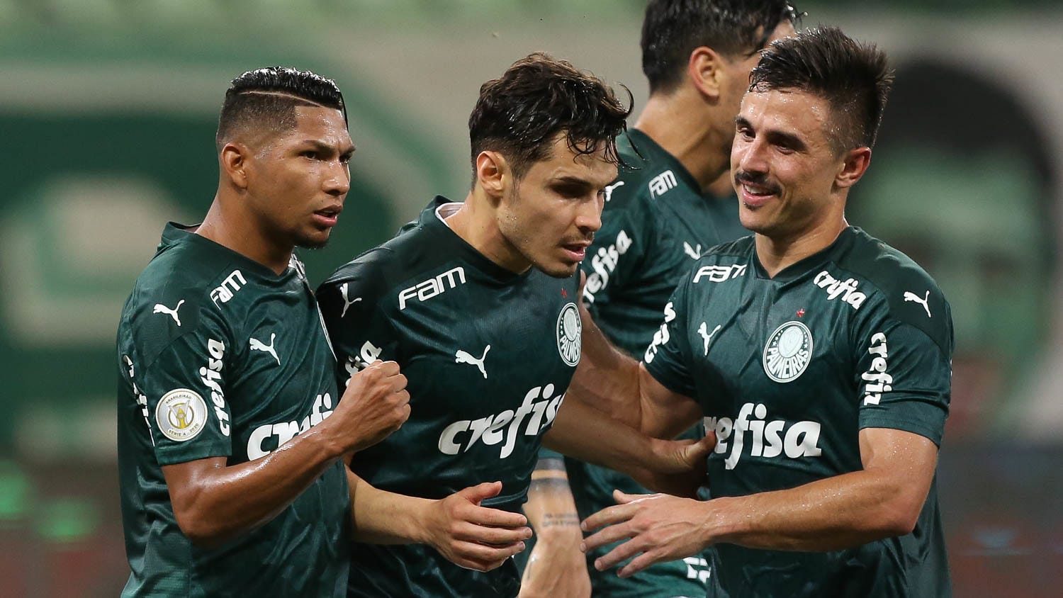 Jogadores comemoram gol na vitória do Palmeiras