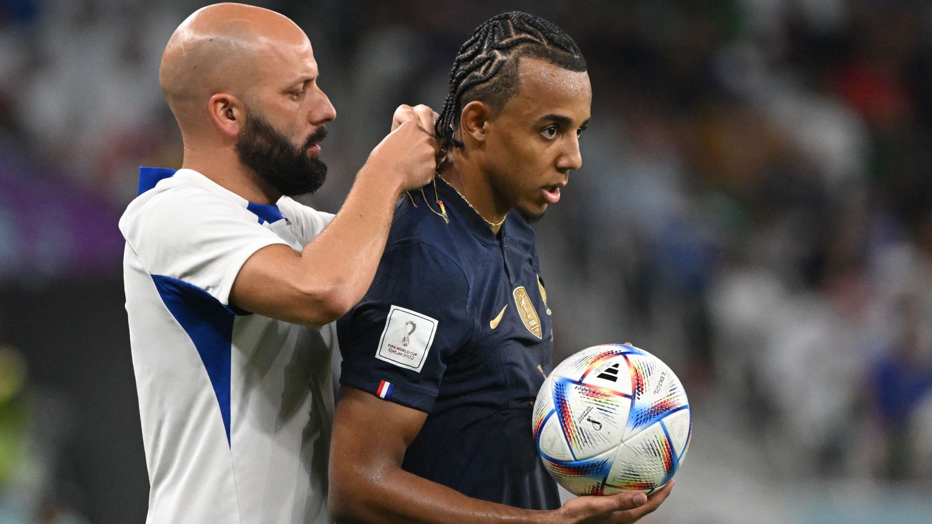 La colère noire de Deschamps contre Koundé | Goal.com Français